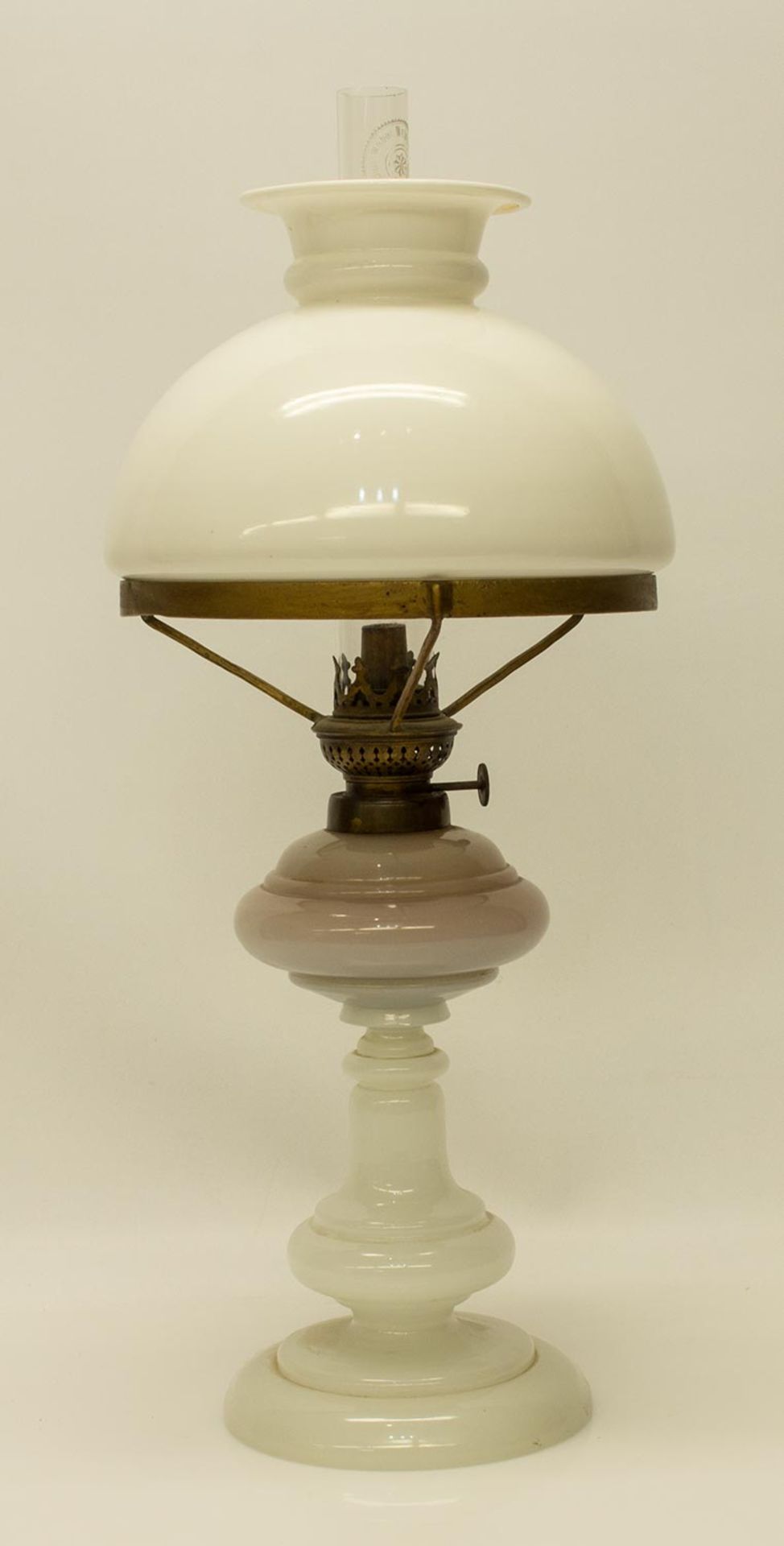 Petroleumlampe19. Jh., Balusterförmiger Milchglasfuß, H. 51 cm