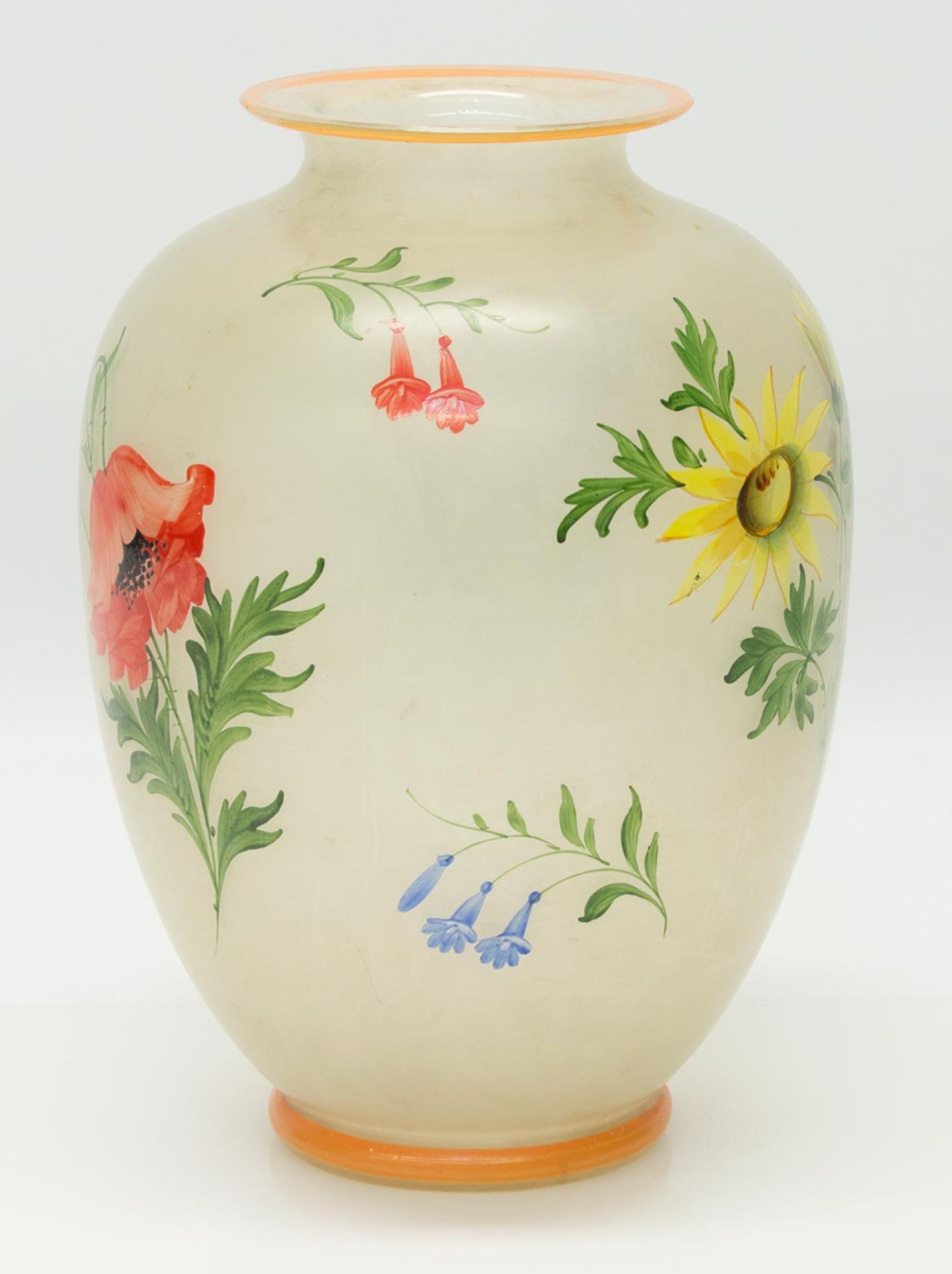 Tischvaseum 1920er Jahre, milchiges Glas m. reichem handgemaltem Blumendekor, gebauchte Wandung m.