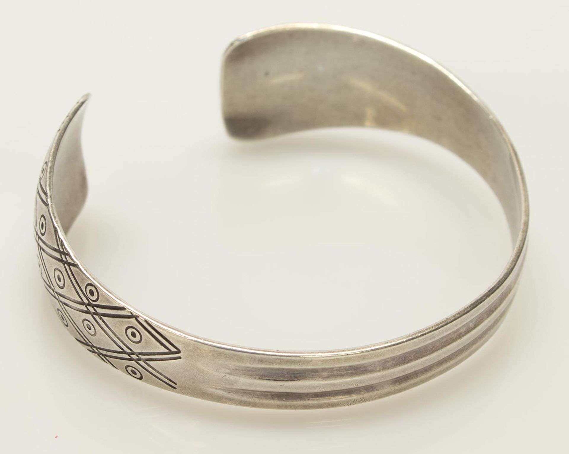 Armreif925er Silber, 24,77 g, offener Reif im Verlauf, ovale Form, breite Enden mit Muster, ca. 6,