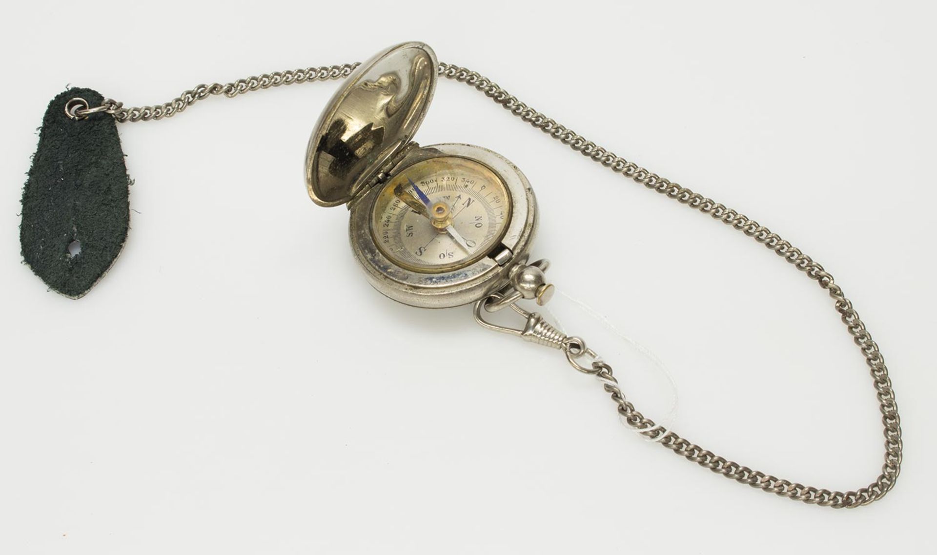 Kompassklappbarer Kompass im Metallgehäuse, mit Kette u. Knopflochlasche, D. 4 cm