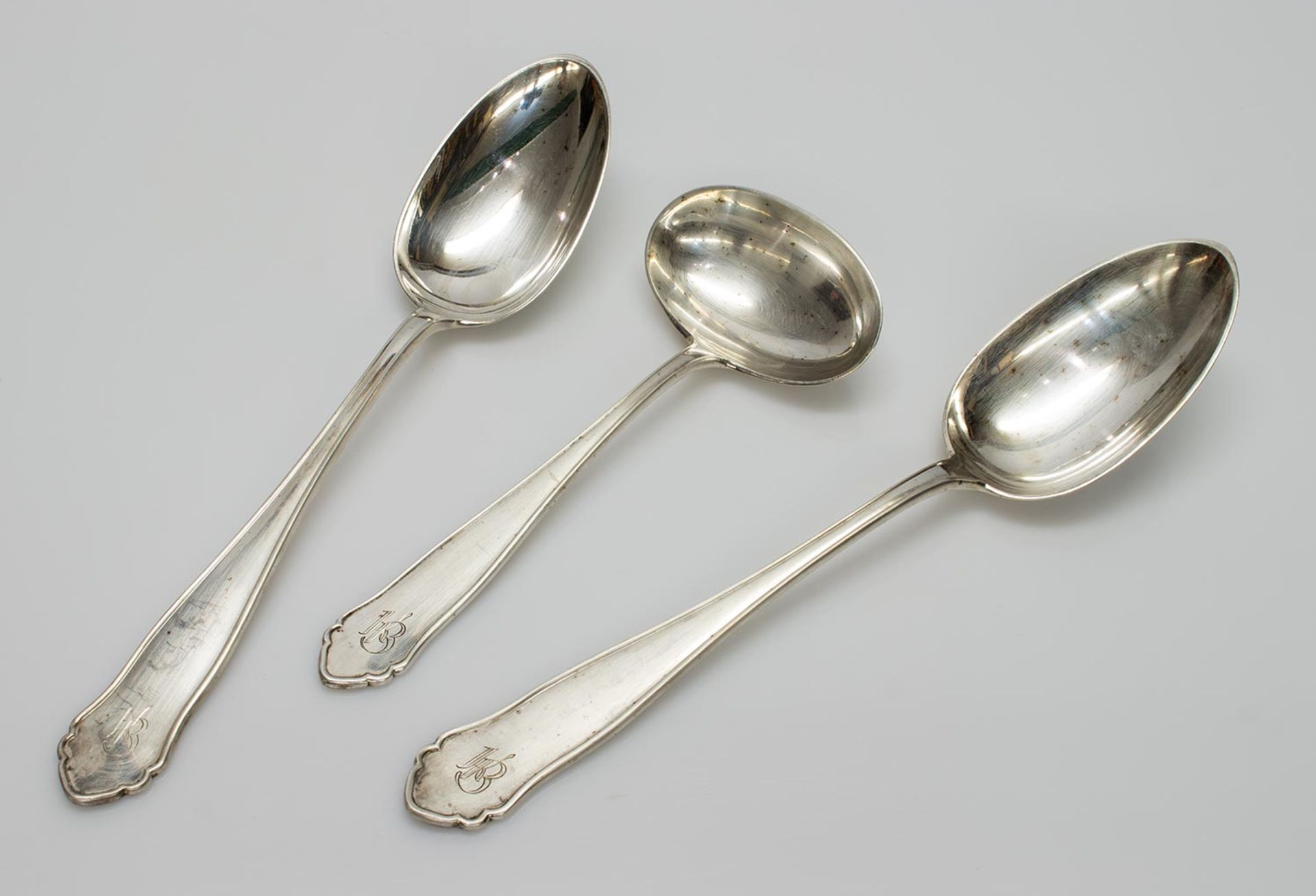 3 Vorlegebesteckteile800er Silber m. Meistermarke, 2 Gemüselöffel u. 1 Soßenkelle, 325 g