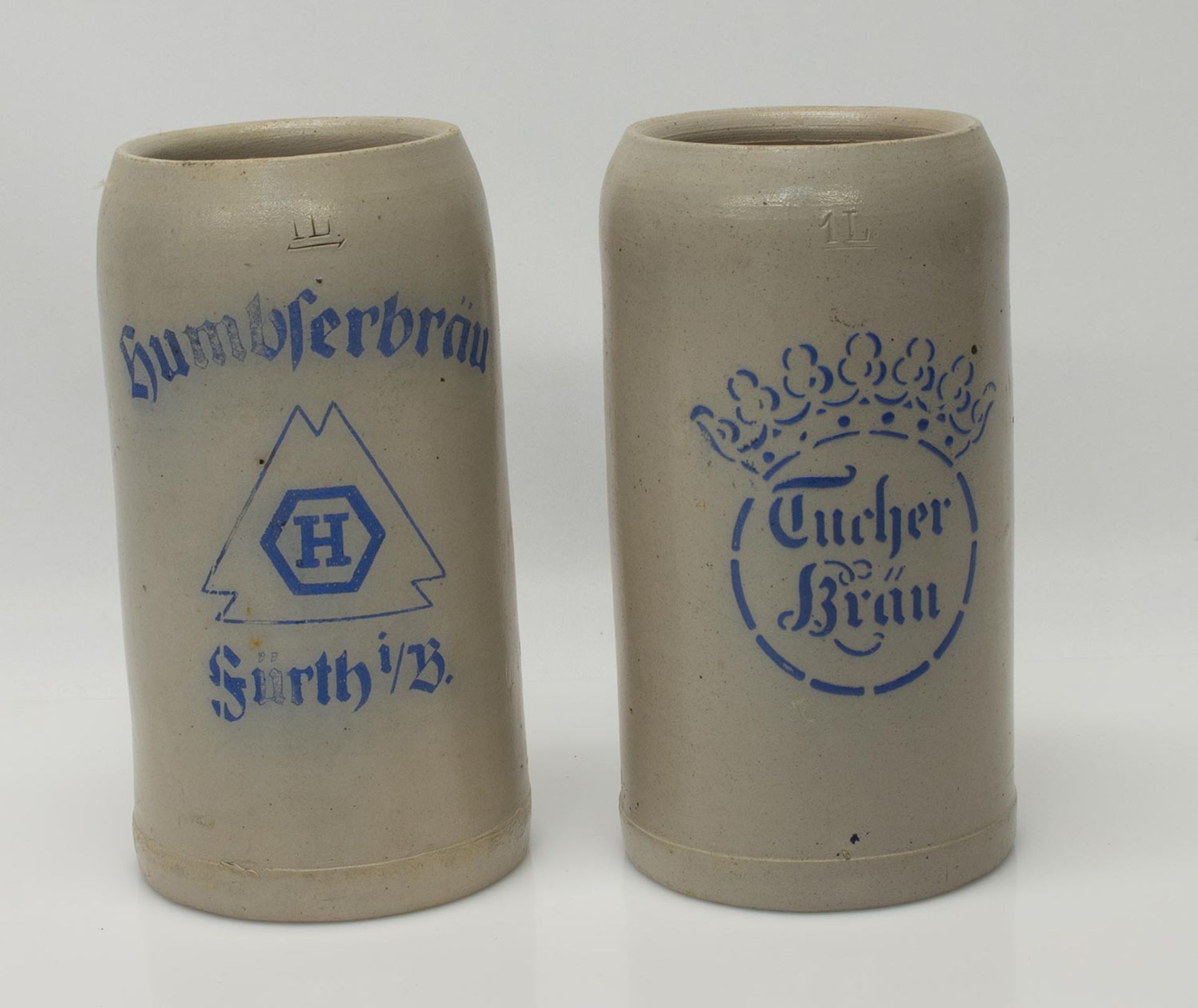 Paar Brauereikrüge„Tucher Bräu“ u. „Humbserbräu Fürth i/B“, graue Salzglasur mit blauem