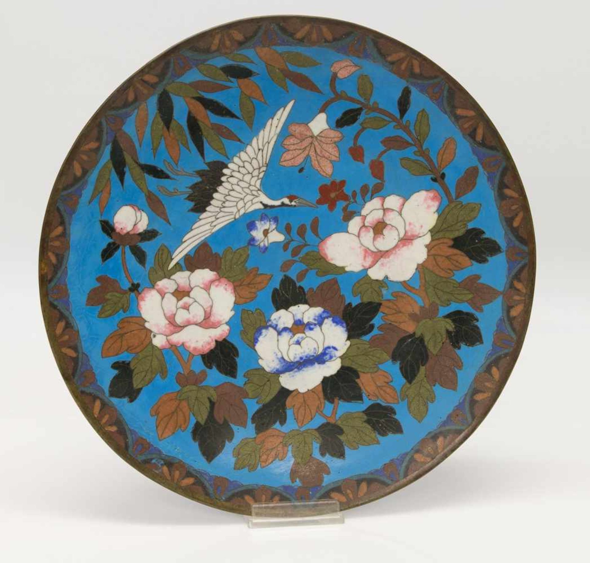 Cloisonnè TellerChina 20. Jh., qualitätsvolle Cloisonnè Arbeit mit Blumen- u. Vogeldekor, D. 30 cm