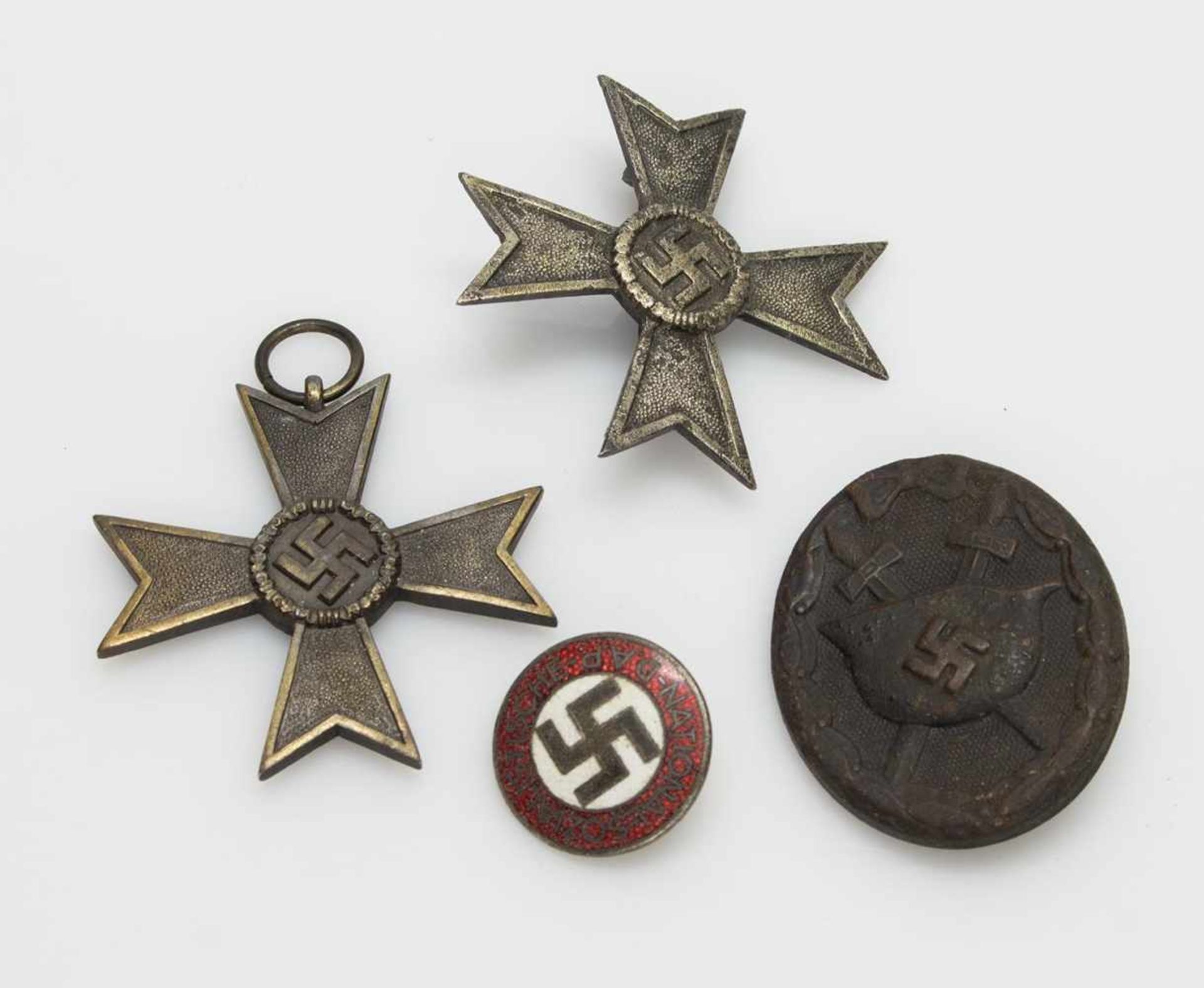 4 Auszeichnungen/ AbzeichenKriegsverdienstkreuz (KVK) ohne Schwerter, I. u. II. Klasse,