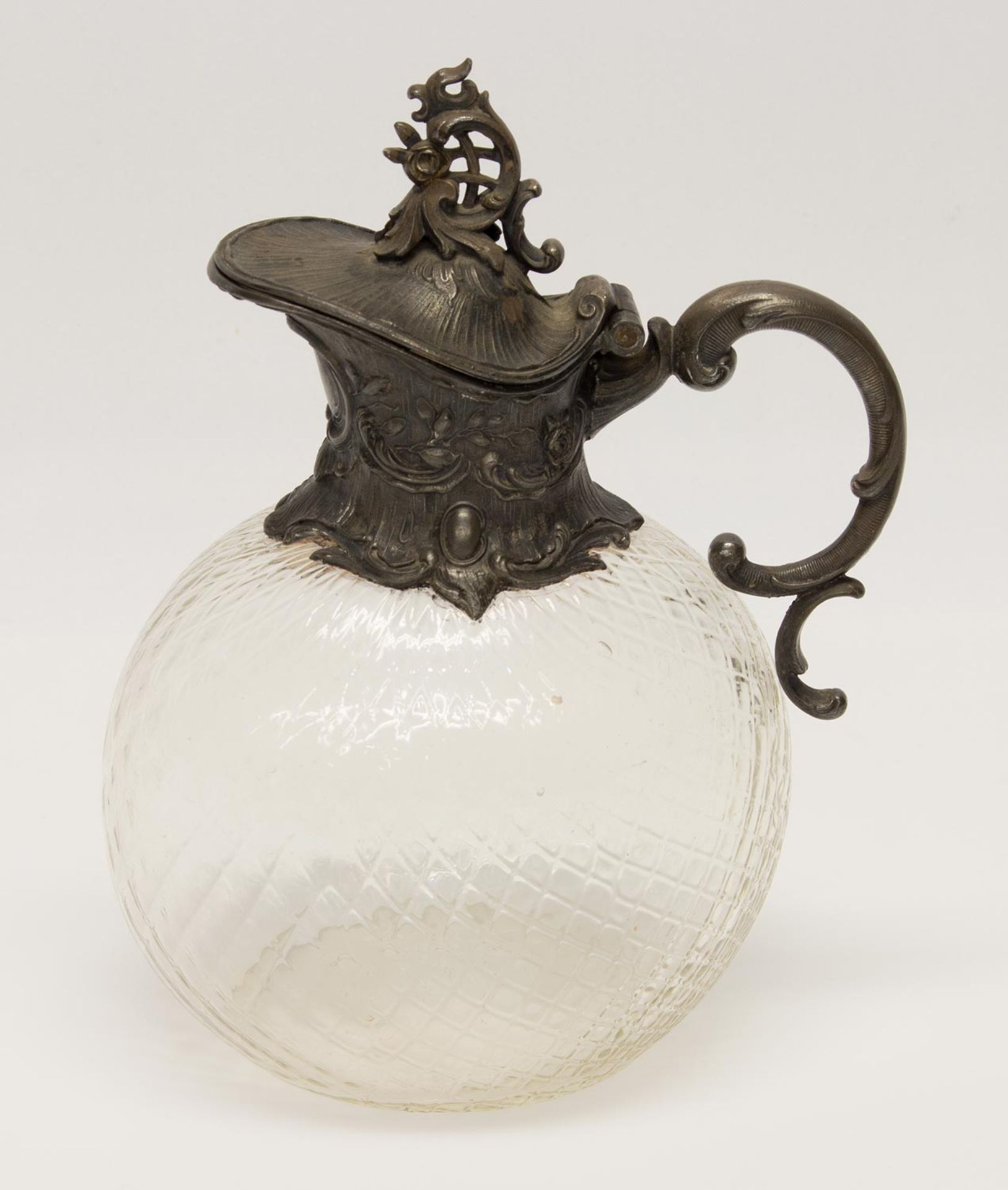 Glaskaraffeum 1900, mit verzierter Zinnmontur, H. 18 cm