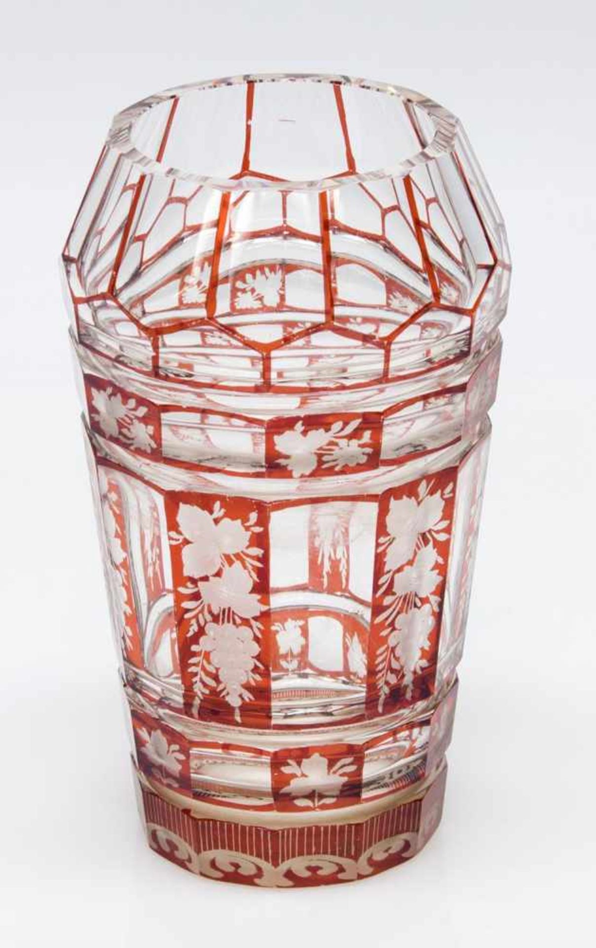 Vaseum 1930er/ 40er Jahre, geometrisch geschliffenes farbloses Glas m. Rotätzungen, darauf