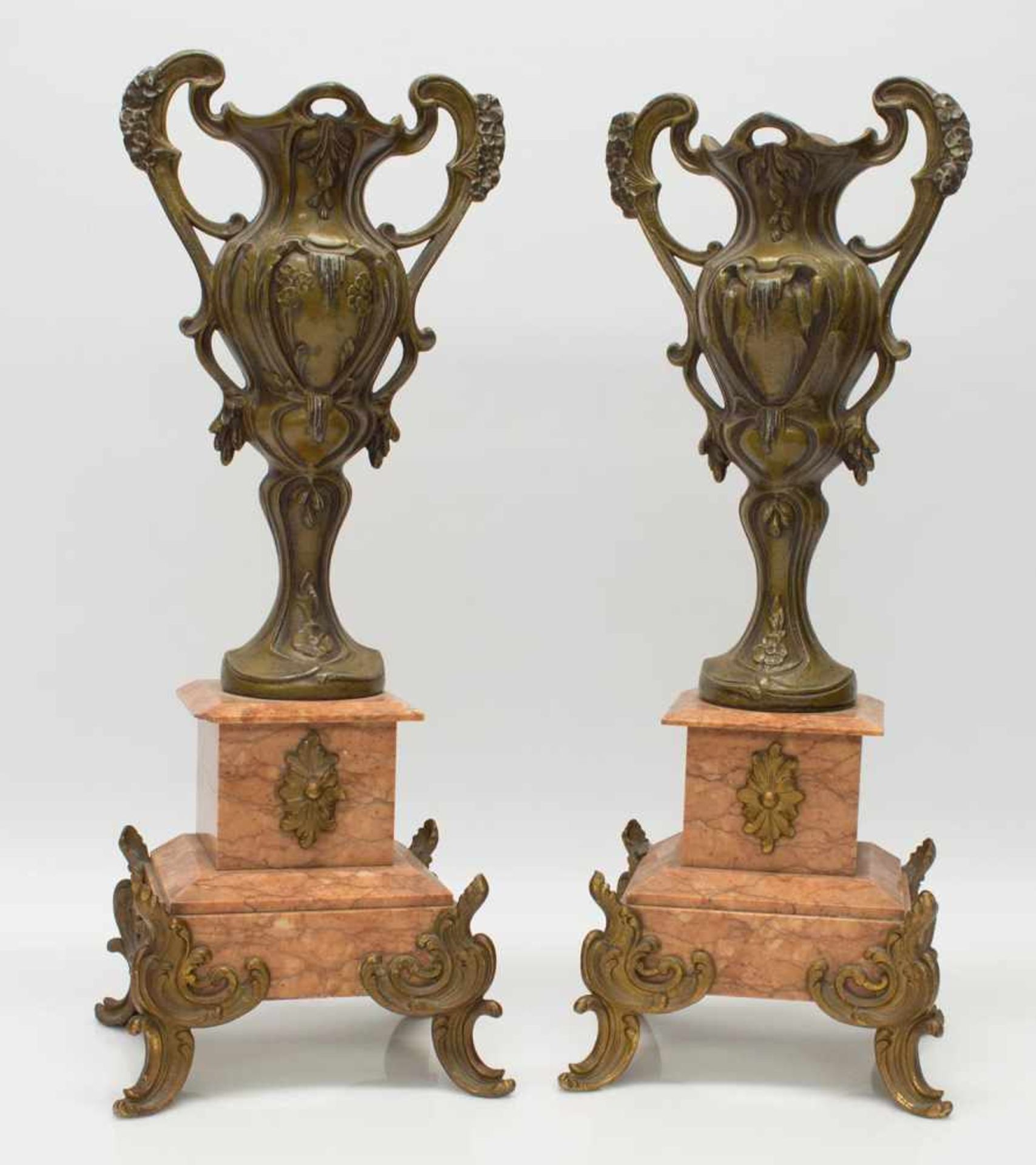 VasenpaarJugendstil Beisteller, zeittypisch gestaltet, Metallguß m. Marmorsockel (1 x gechipt), H.