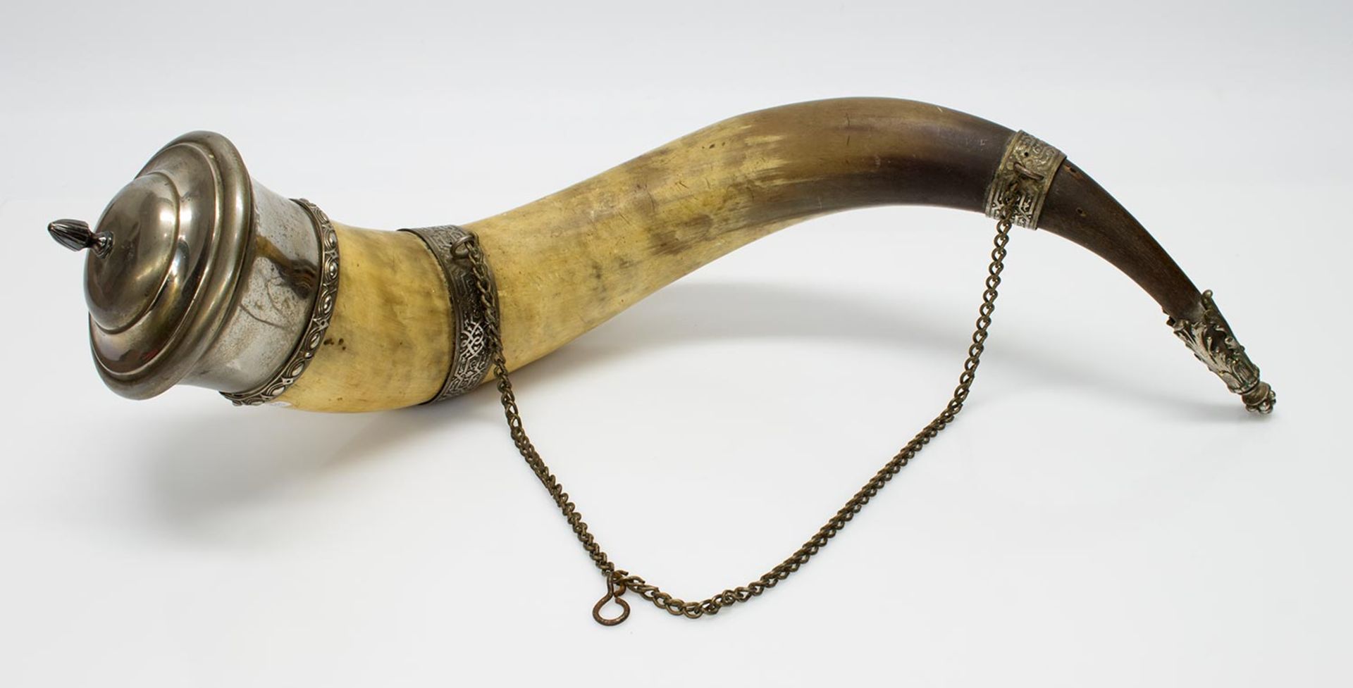 Trinkhornum 1880, gewundenes Horn m. ziselierten Metallmanschetten, abnehmbarer Deckel,