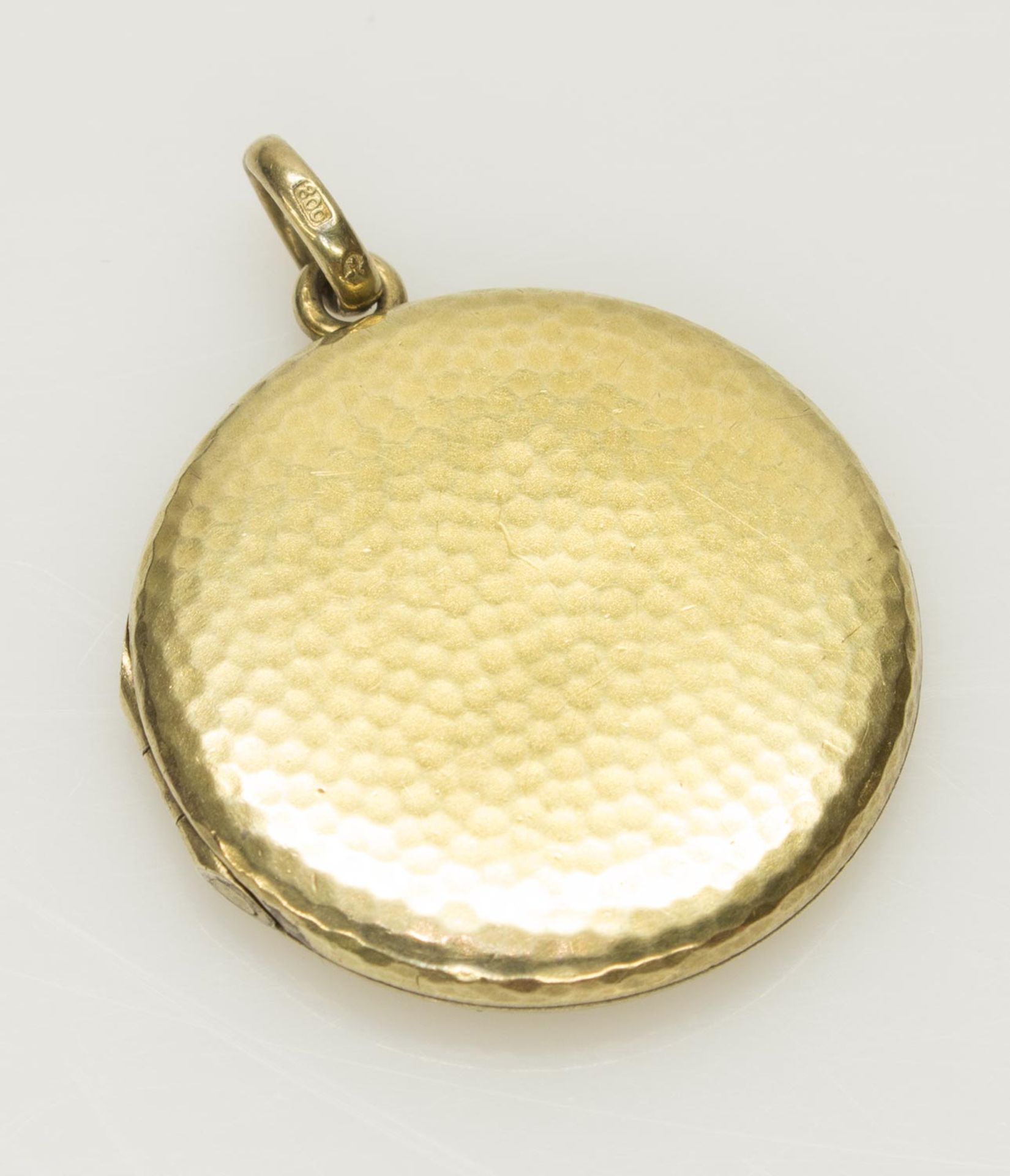 Kettenanhängerum 1900, 800er Silber vergoldet, 8,26 g, runde Form, Hammerschlagdekor, klappbar für 2