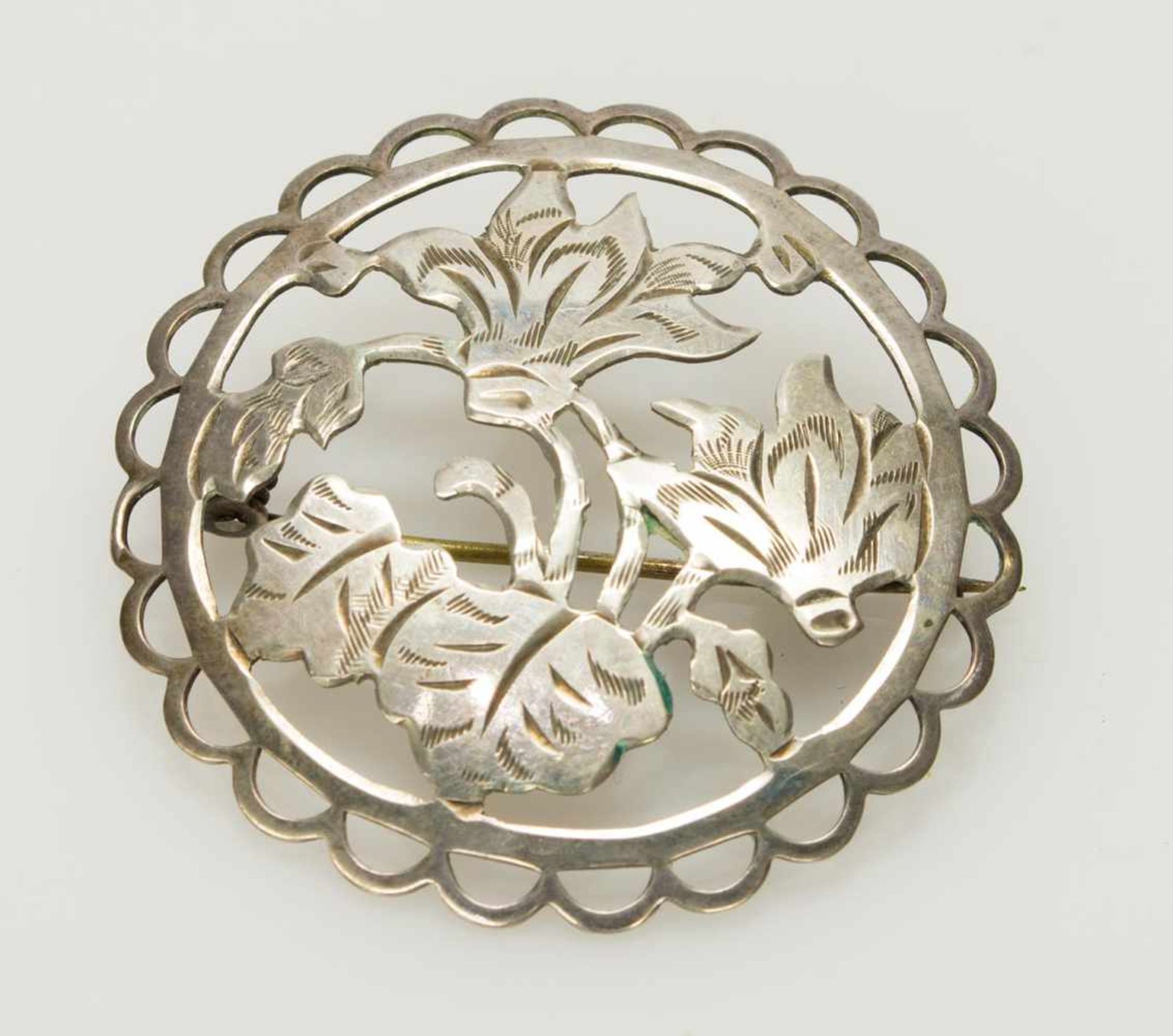 Brosche835er Silber, 4,85 g, runde durchbrochene Form mit handgesägtem Blumendekor, D. 4 cm