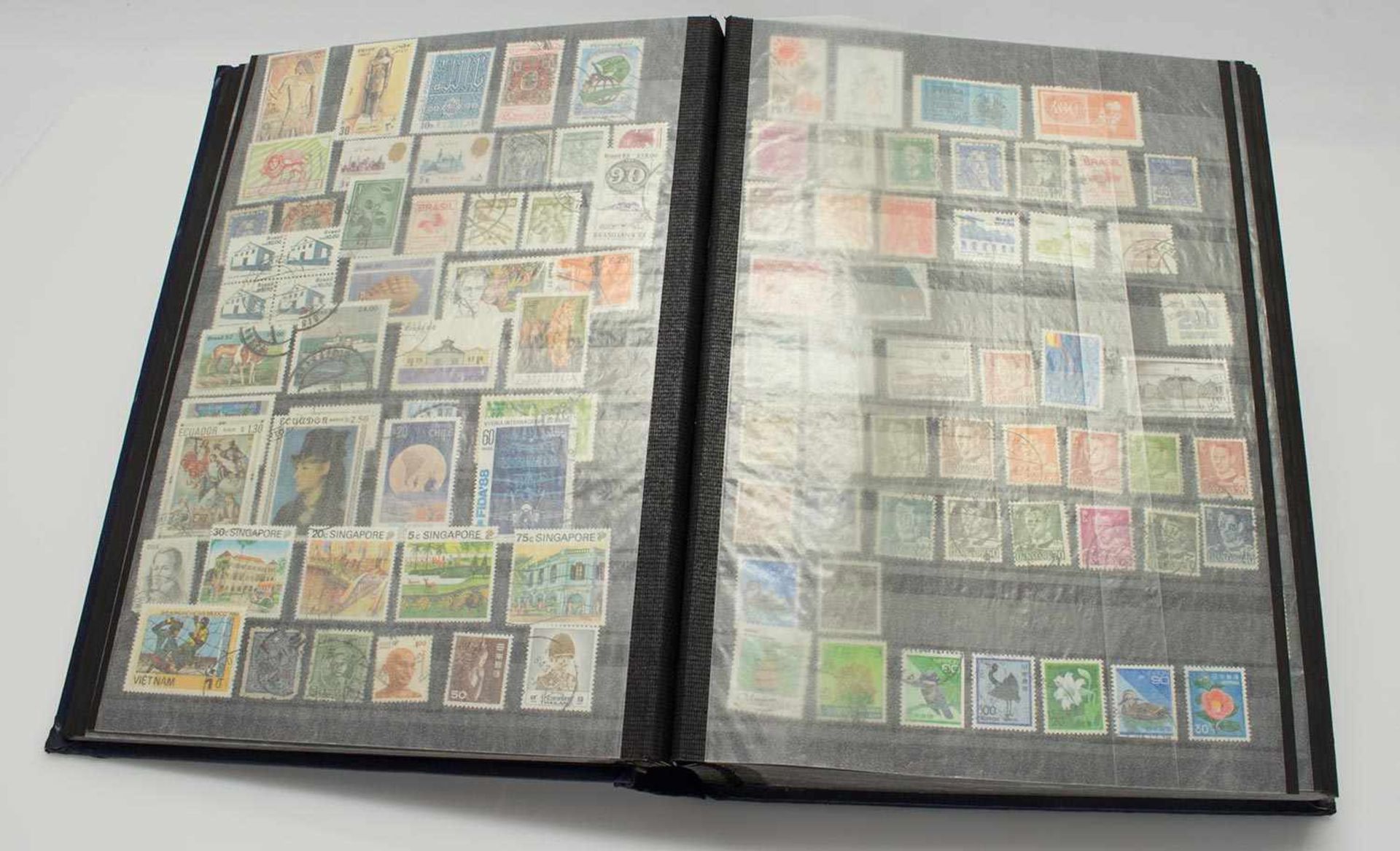BriefmarkenalbumGanze Welt nach 1945, poostfrisch und gestempeltungeprüft