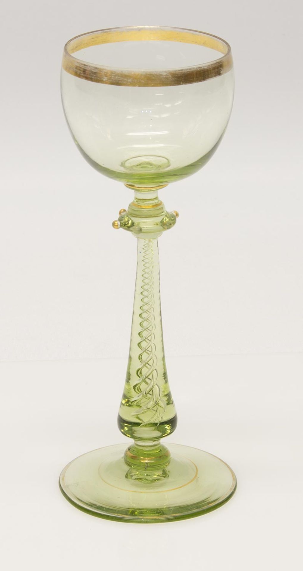WeinkelchJosephinenhütte um 1900, Grünglas m. Goldrand u. -dekor, spiralförmige Einschmelzung im