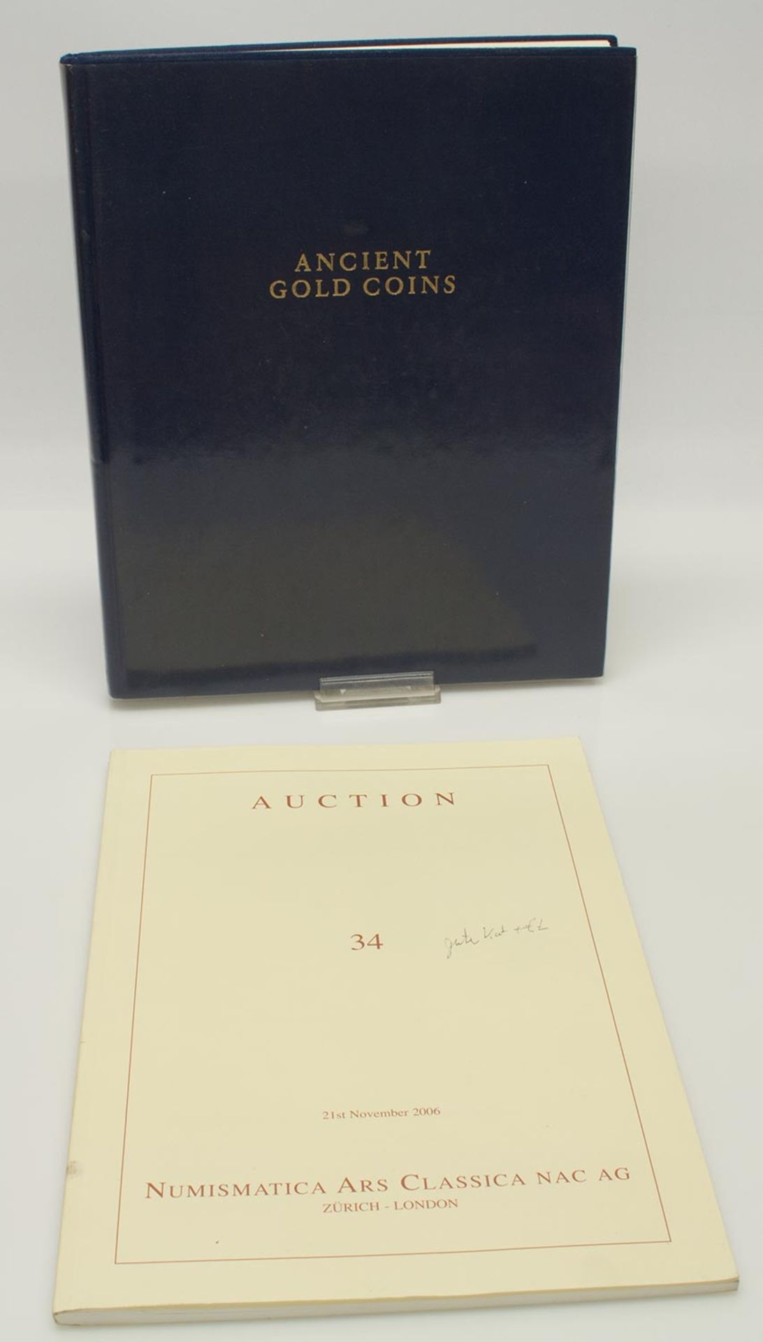 2 KatalogeAuktionskatalog 2006 „An Important Collection of Roman Gold Coins“, u. „Ancient Gold Coins