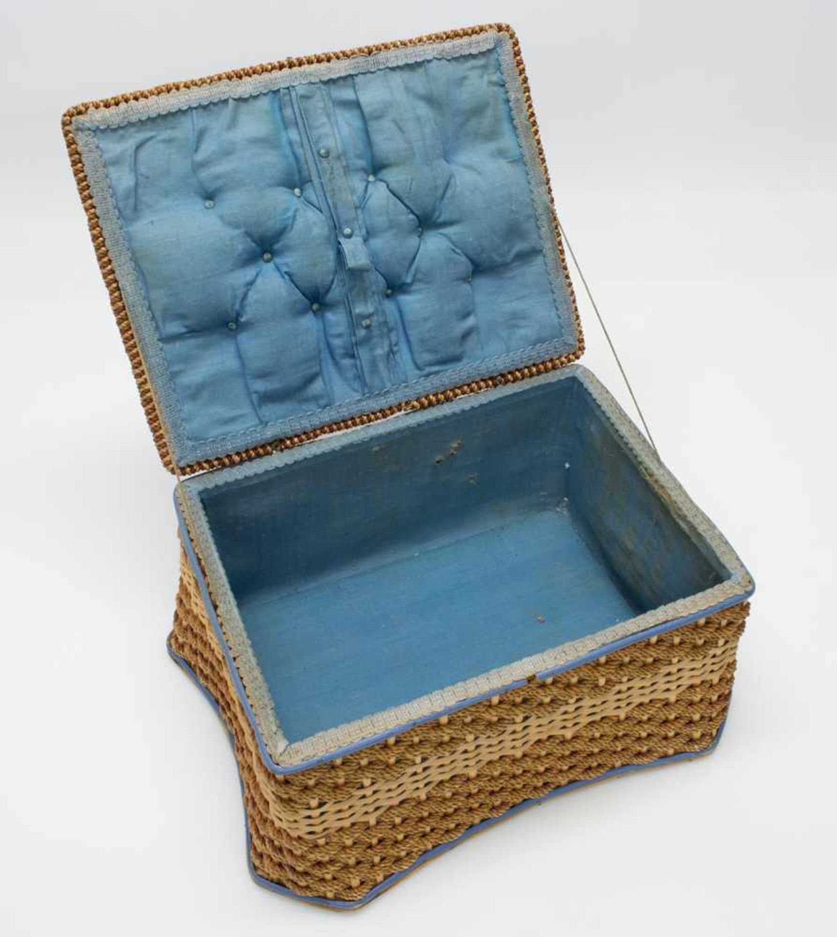 Nähkörbchenum 1900, kunstvolle Korbflechtarbeit, innen m. blauem Stoff u. Polster ausgekleidet, - Bild 2 aus 2