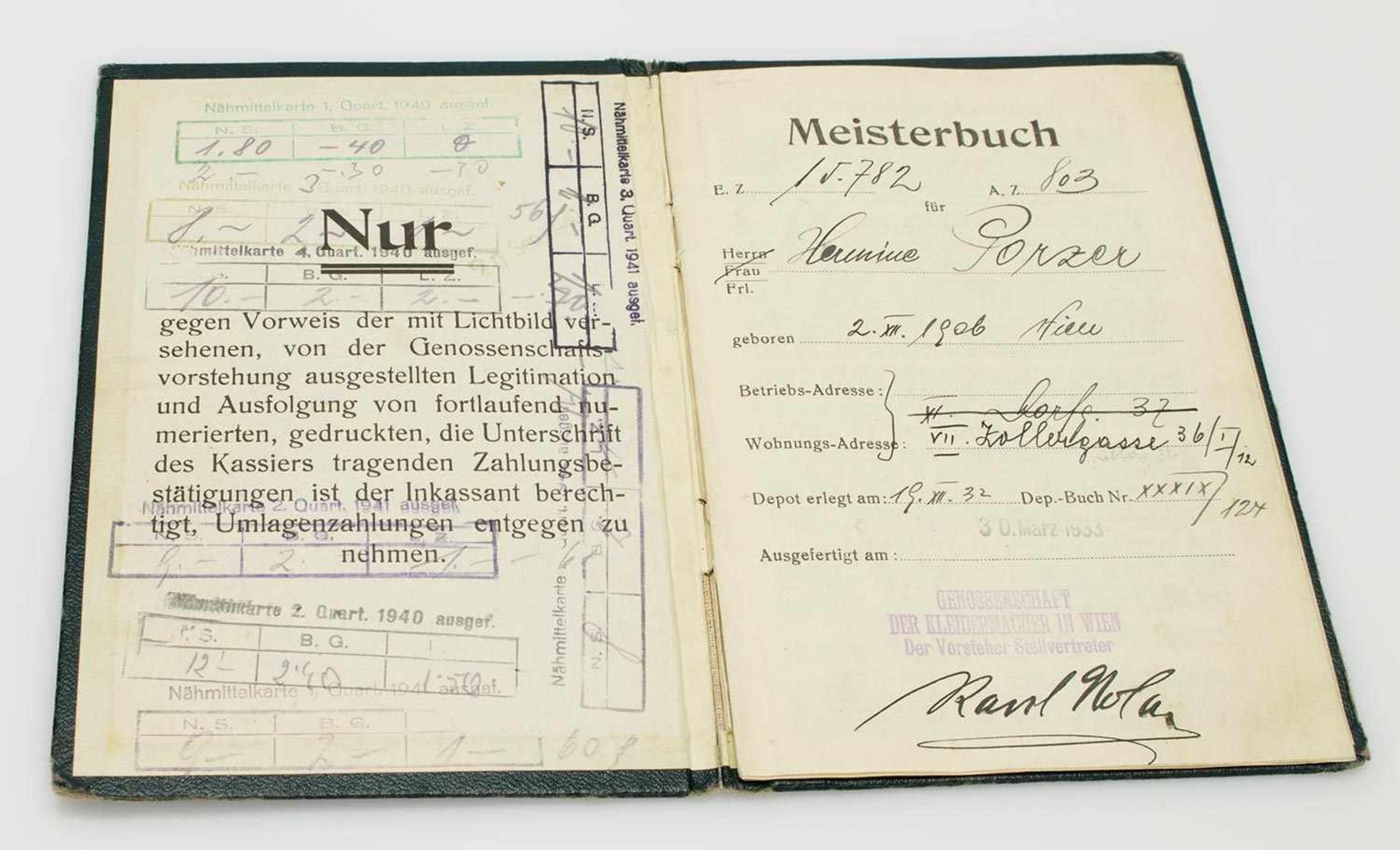 Meisterbucheiner Wiener Schneiderin, ausgestellt 1933 durch die Genossenschaft der Kleidermacher