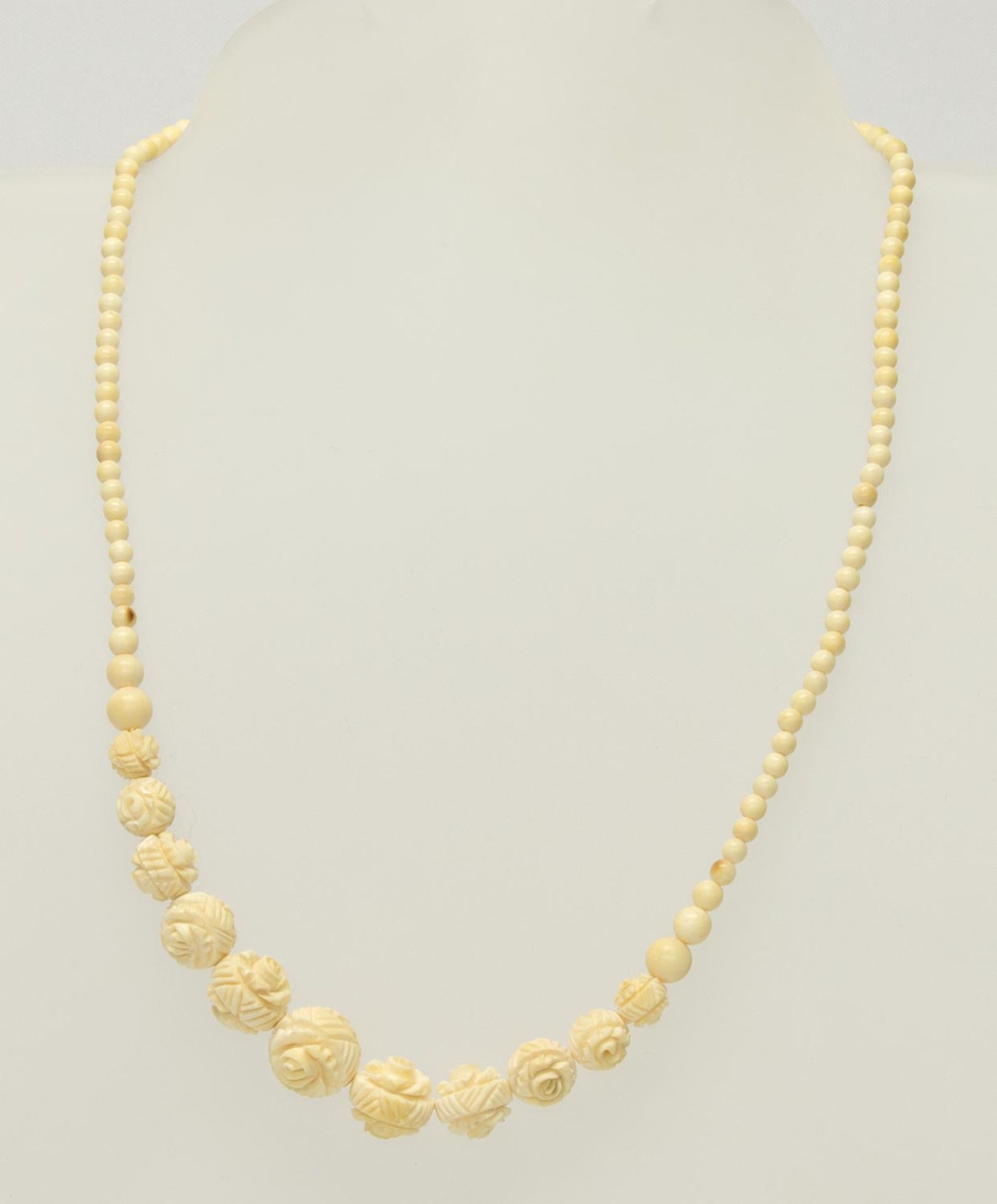 Ketteum 1920, Elfenbeinperlen im Verlauf, 11 Perlen in Form einer Rose beschnitzt, Schraubverschluß,