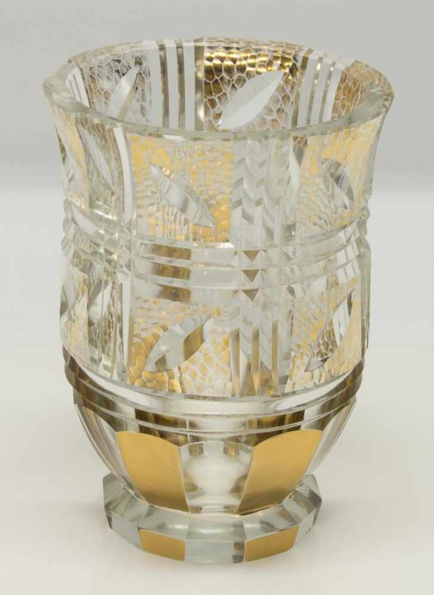 Art Déco VaseKristall, mit eingeschliffenem geometrischen Dekor, teilweise goldüberzogen, H. 18 cm