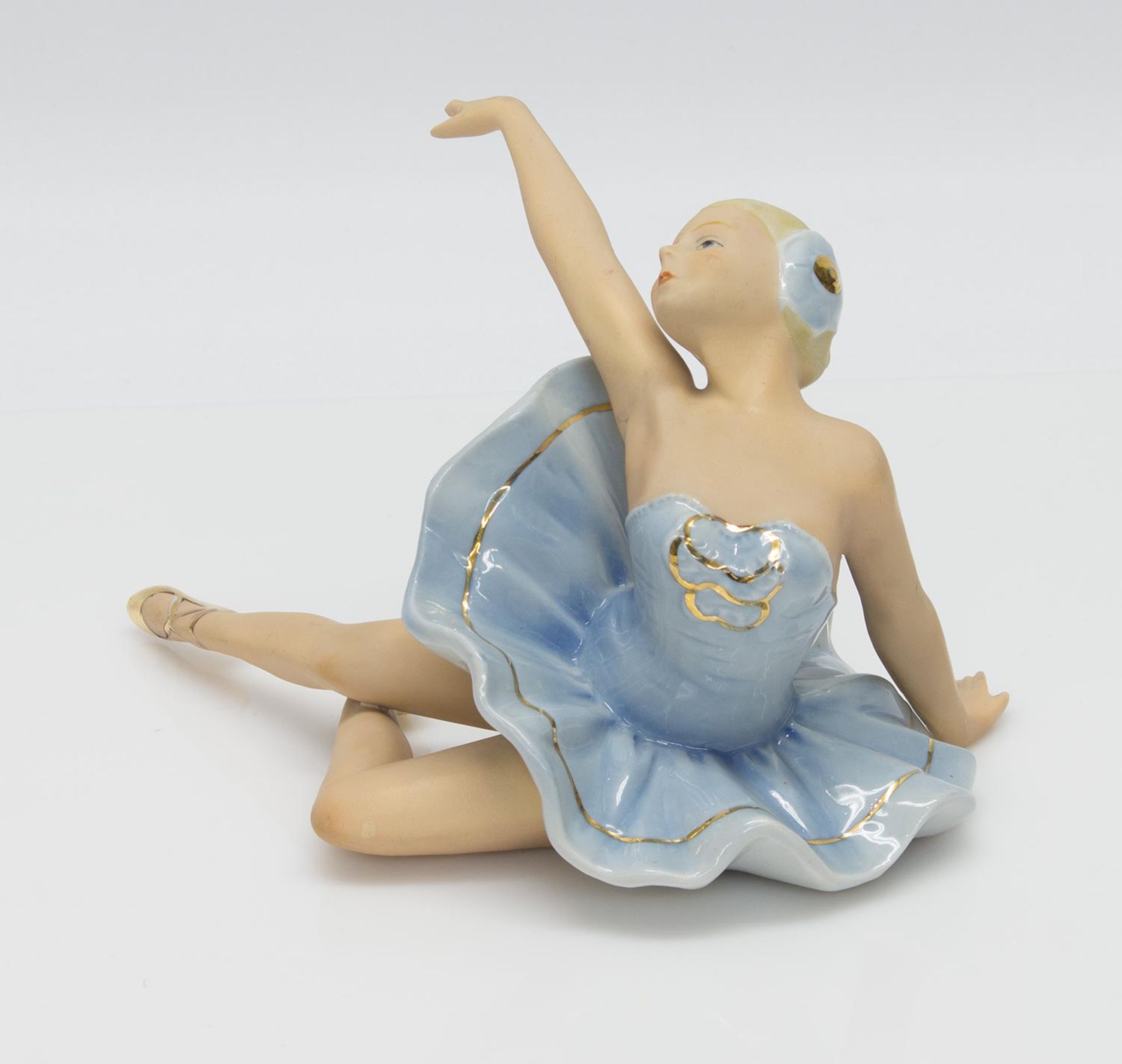 Ballerinagrazil sitzend, farbige Glasur m. Goldakzenten, H. 11,5 cm