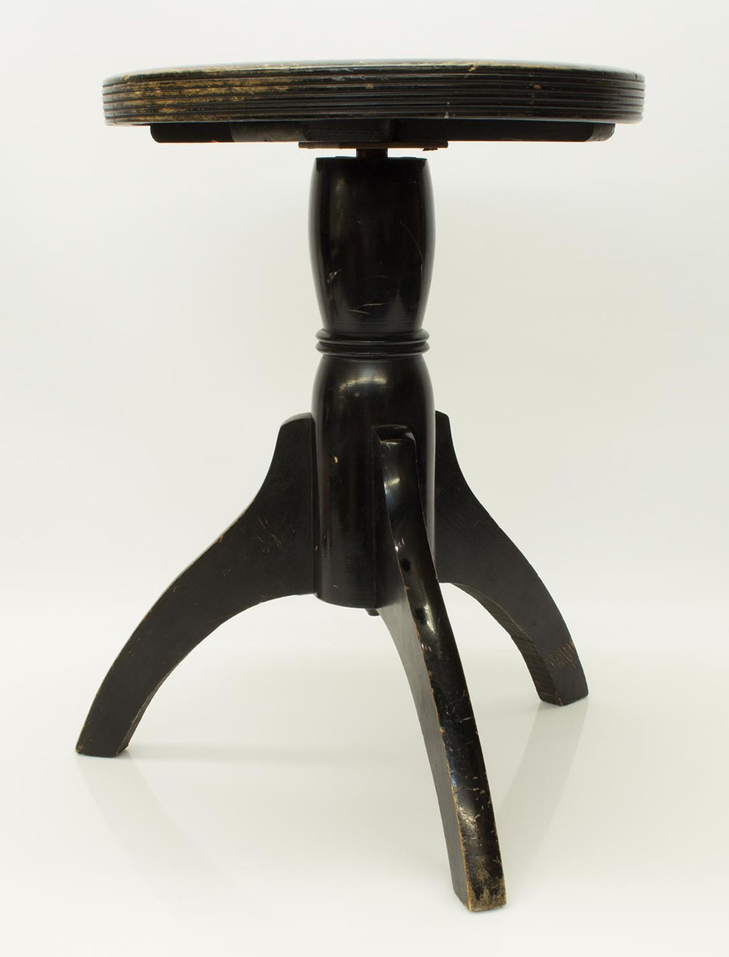 Klavierhockerdunkel lasiertes Holz, runde, mit Leder bezogene u. gepolsterte Sitzfläche, H. 51 cm