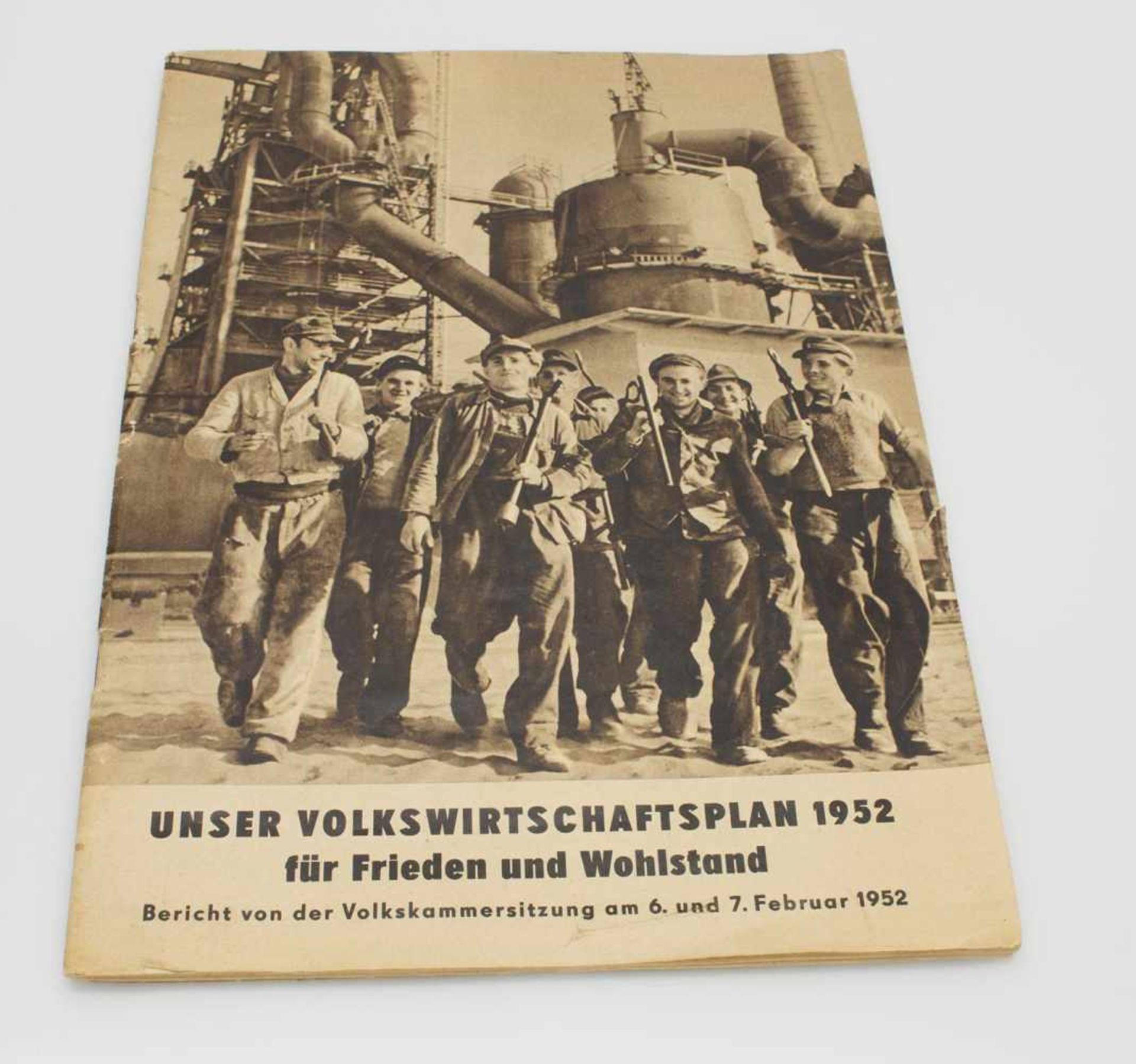 ZeitungDDR, „Unser Volkswirtschaftsplan 1952 für Frieden und Wohlstand“, bericht von der