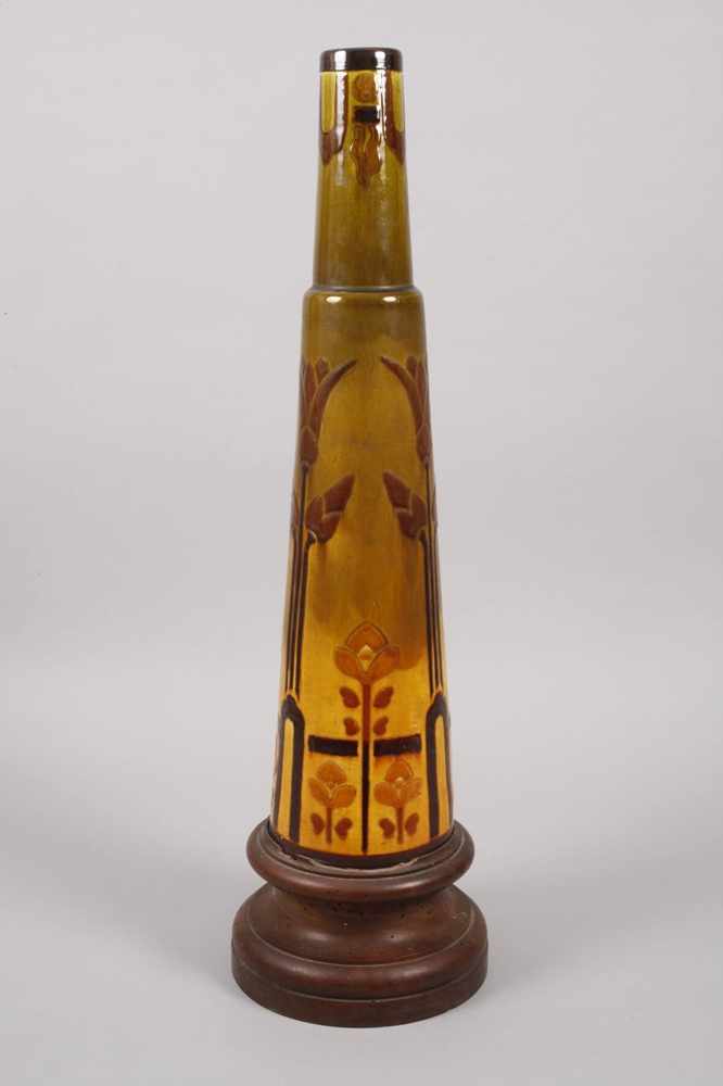 Übergroße Vase mit Holzsockel<b - Image 2 of 3