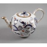 Meissen Teekanne mit rot-goldenem Zwiebelmusterum 1900, blaue Knaufschwerter, 1.Wahl, Pinselnr. 18.,