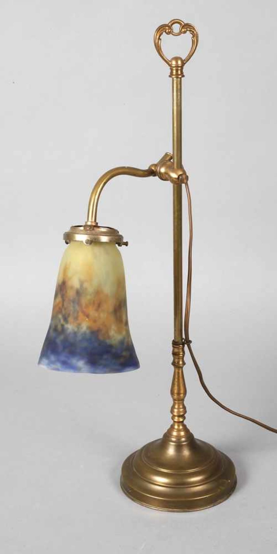 Schreibtischlampe Muller Freresum 1910, Messing getrieben, teils massiv, beschwerter getreppter