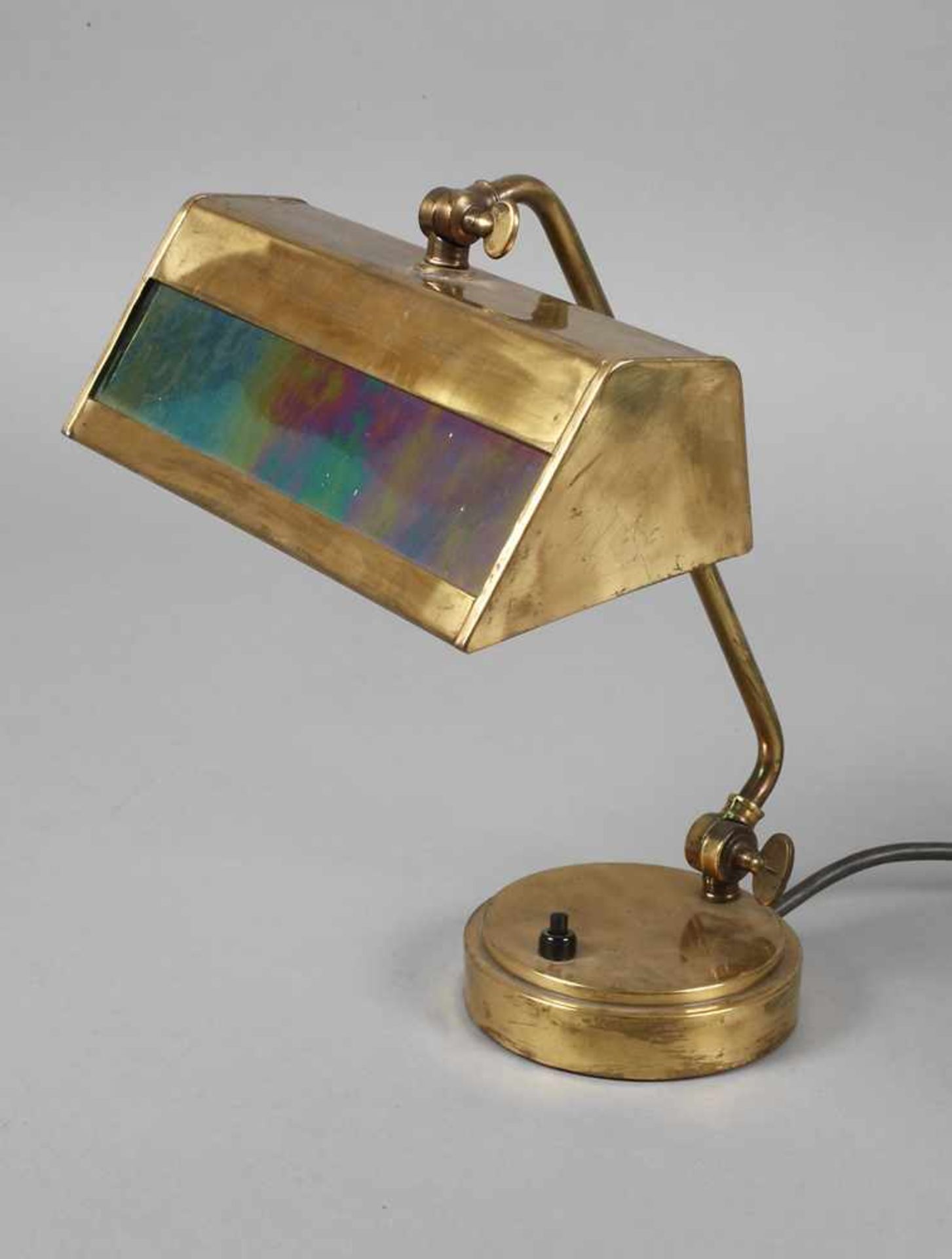 Schreibtischlampeum 1910, ungemarkt, Messing getrieben, beschwerter Rundfuß mit neigbarem