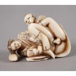 Netsuke ErotikaJapan, um 1900, signiert, Elfenbein beschnitzt, graviert und teils geschwärzt,