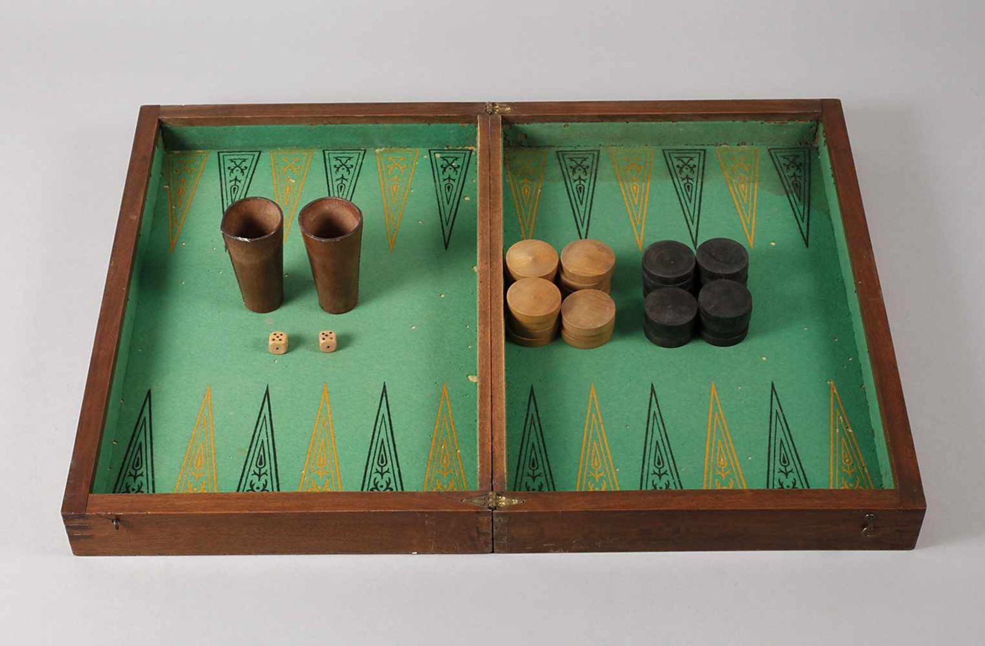 Backgammon wohl England, um 1890, ungemarkt, nussbaumfurnierter Korpus, schachbrettartig