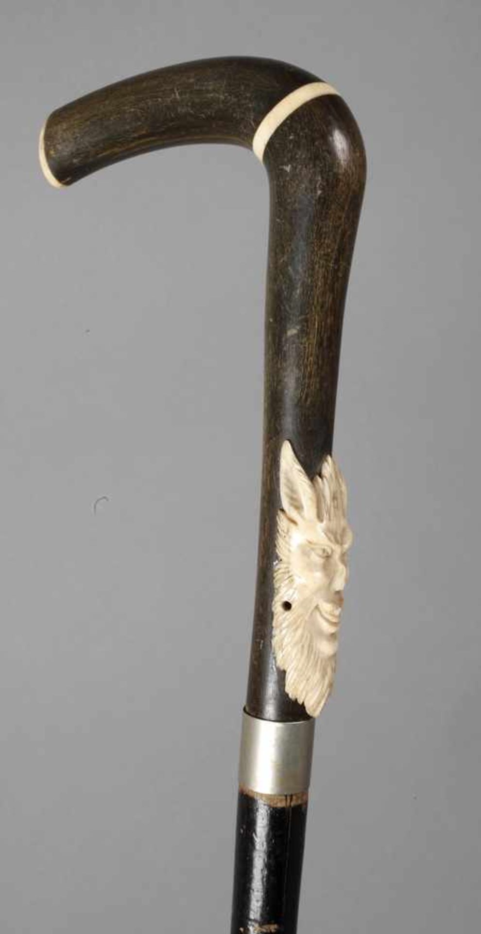 Spazierstockum 1890, geschwungenes Griffstück, mehrteilig gearbeitet aus beschnitztem Horn bzw.