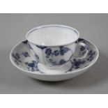 Meissen Tasse und Untertasse "Strohblumenmuster"unterglasurblaue Schwertermarken um 1750,