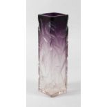 Moser Karlsbad Vase Irisdekorum 1900, farbloses Glas nach Violett verlaufend, ausgekugelter