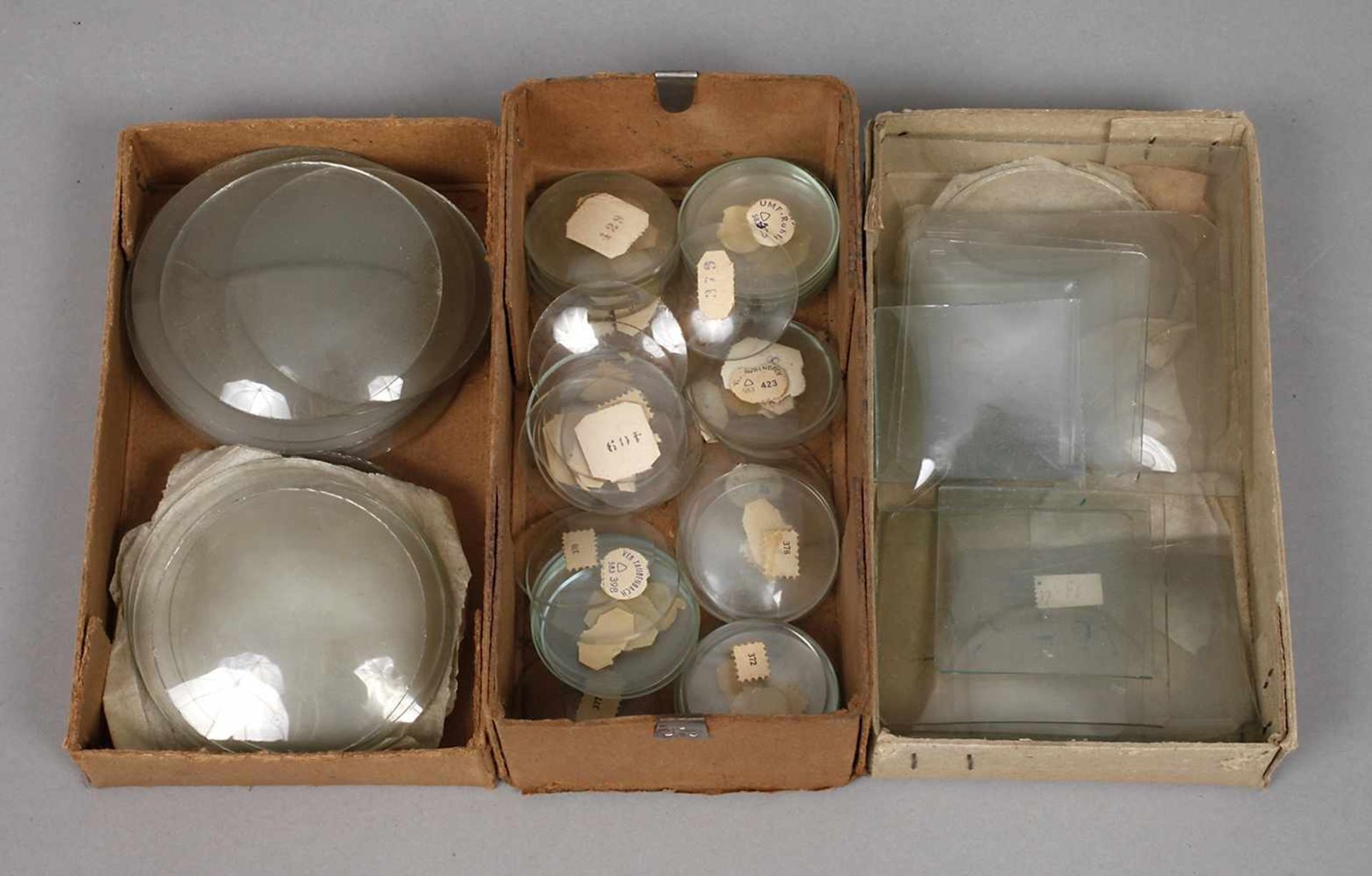 Posten Uhrengläserum 1960, Kiste mit Gläsern für Armbanduhren, eine Kiste runde Gläser für Wecker