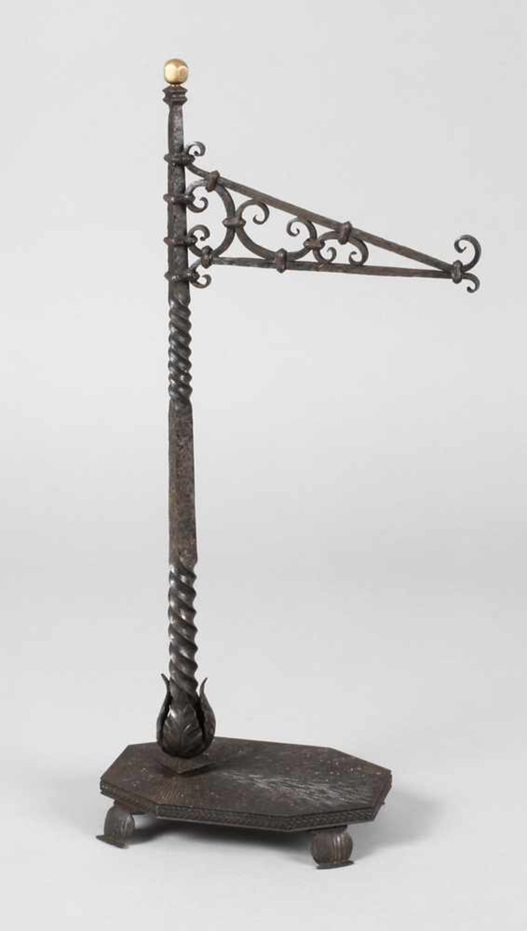 Taschenuhrenständer Eisenum 1900, in Form eines Laternenmastes mit Ausleger, feinste