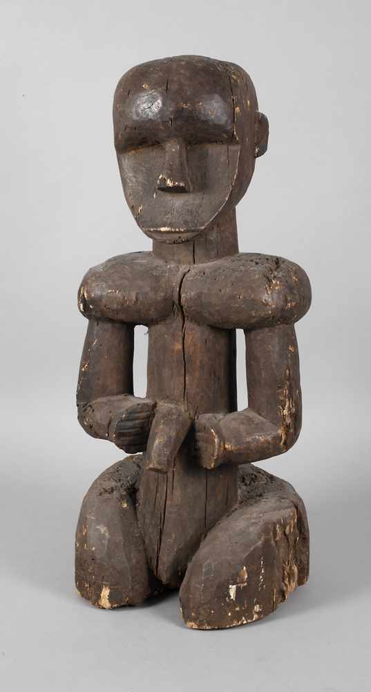 Große kniende Männerfiguraus dem Stamm der Luba oder Hemba, Zentralafrika, es sind meist Figuren,