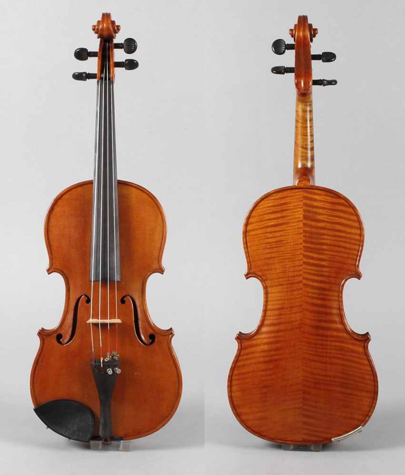 Violine im Etuium 1930, ohne Zettel, geteilter, sehr gleichmäßig geflammter Boden in