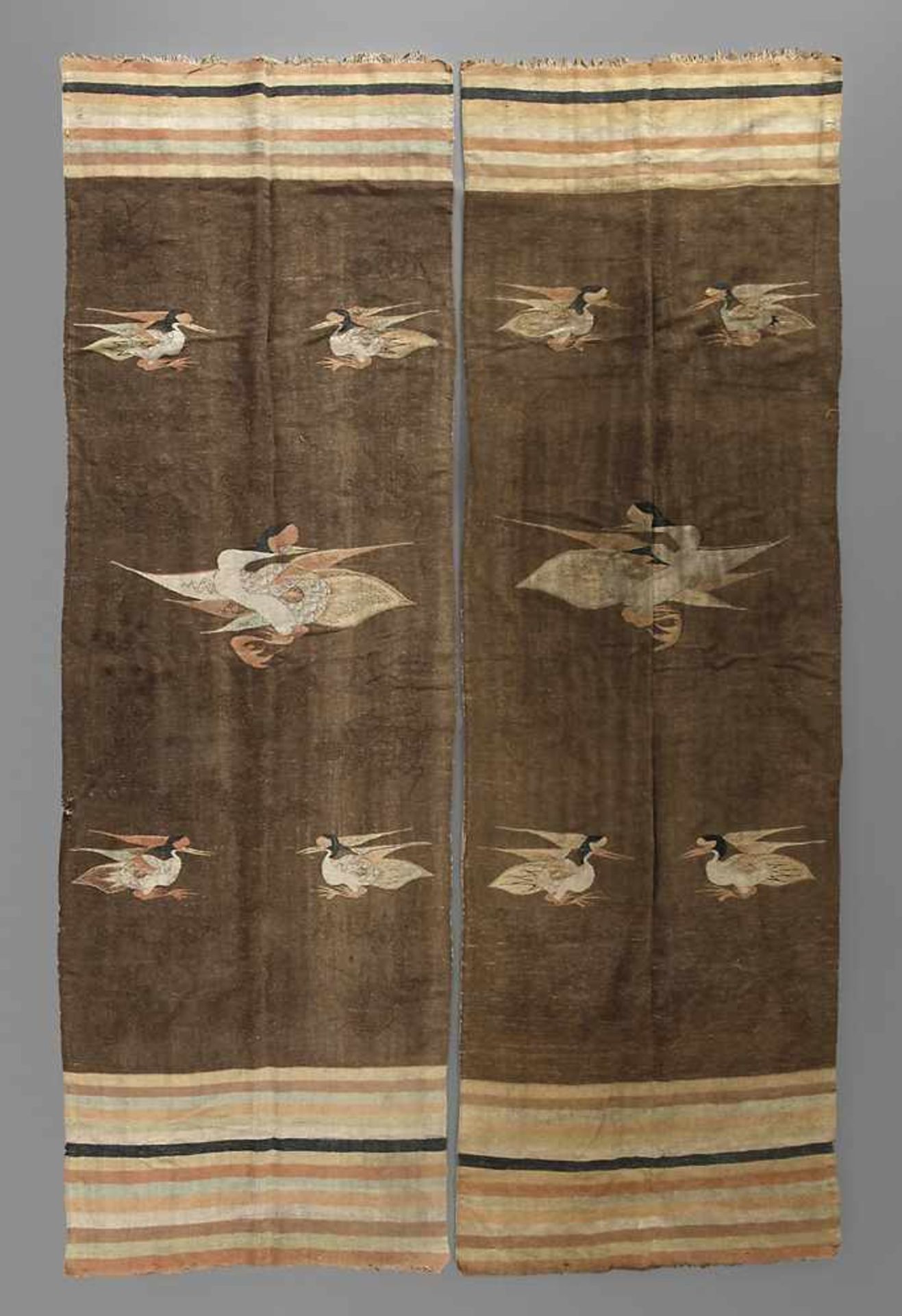 Paar Kelimswohl China, um 1900, flachgewebte Modelle in Naturtönen mit eingewebten Kranichmotiven