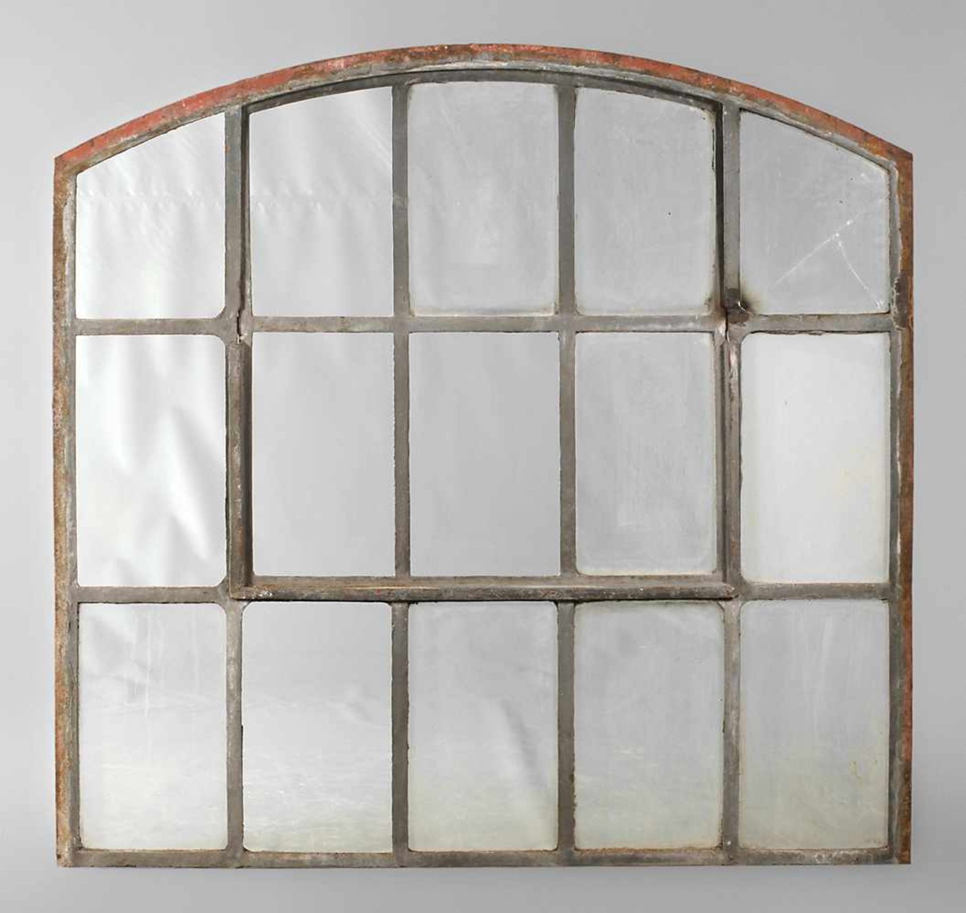 Industriefenster Gusseisenum 1920, einteilig mit Kippflügel, Abschluss mit Segmentbogen,