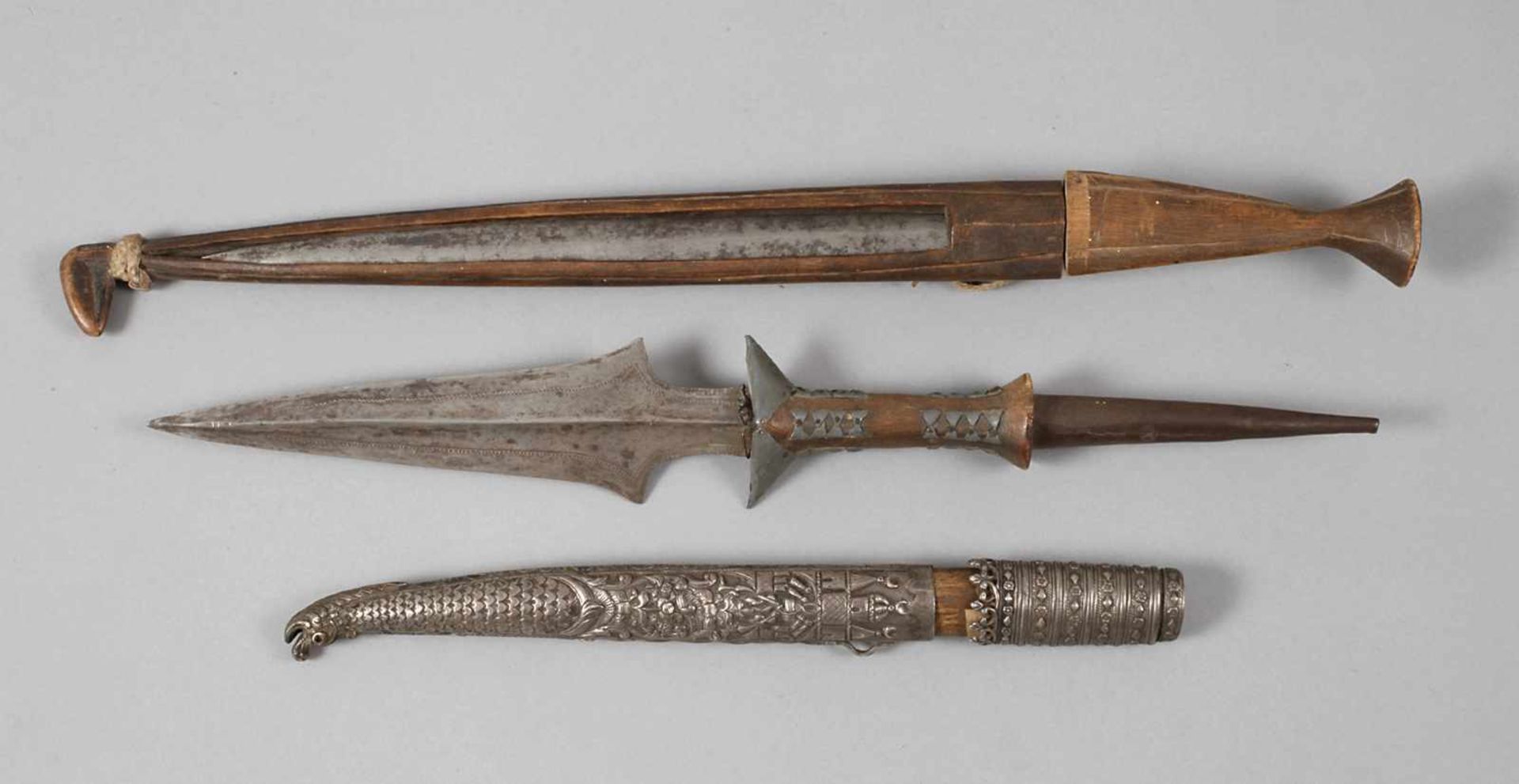 Drei Waffen Afrika/OsmanischPrunkmesser der Luba (Zentralafrika), Holzgriff mit Blechbeschlag,