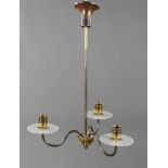 Deckenlampe Art découm 1930, Messing patiniert, geripptes Mittelteil mit drei gebogten