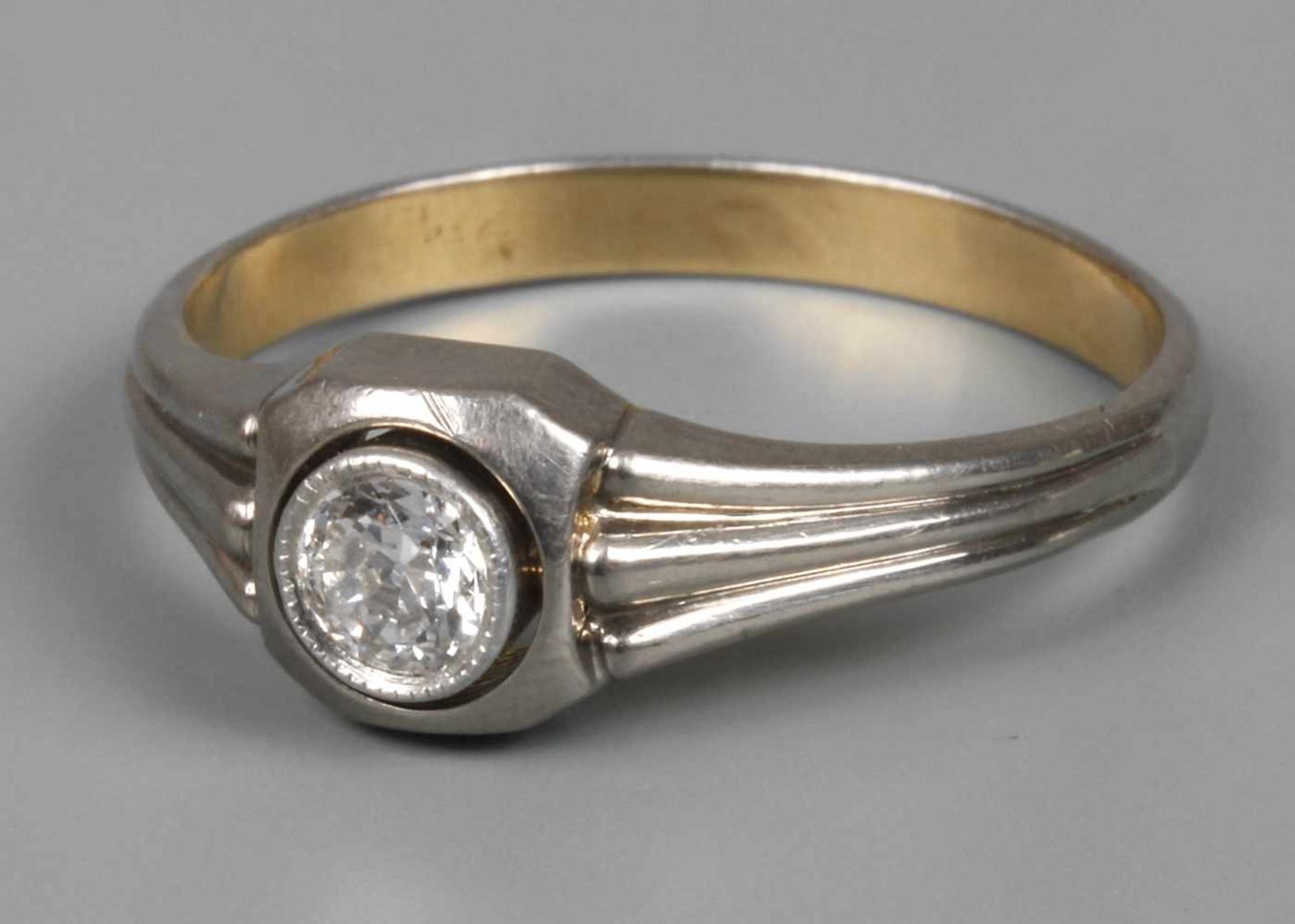 Ring mit Diamantbesatzum 1920, Platin und Gelbgold gestempelt 750, besetzt mit einem