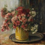 Pauline Johnen, TeerosenstilllebenStrauß mit roten, weißen und rosafarbenen Teerosen in irdener Vase