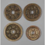 Vier Käschmünzenunbestimmten Alters, Messing bzw. Bronze, patiniert, D 3,6 und 4,8 cm.