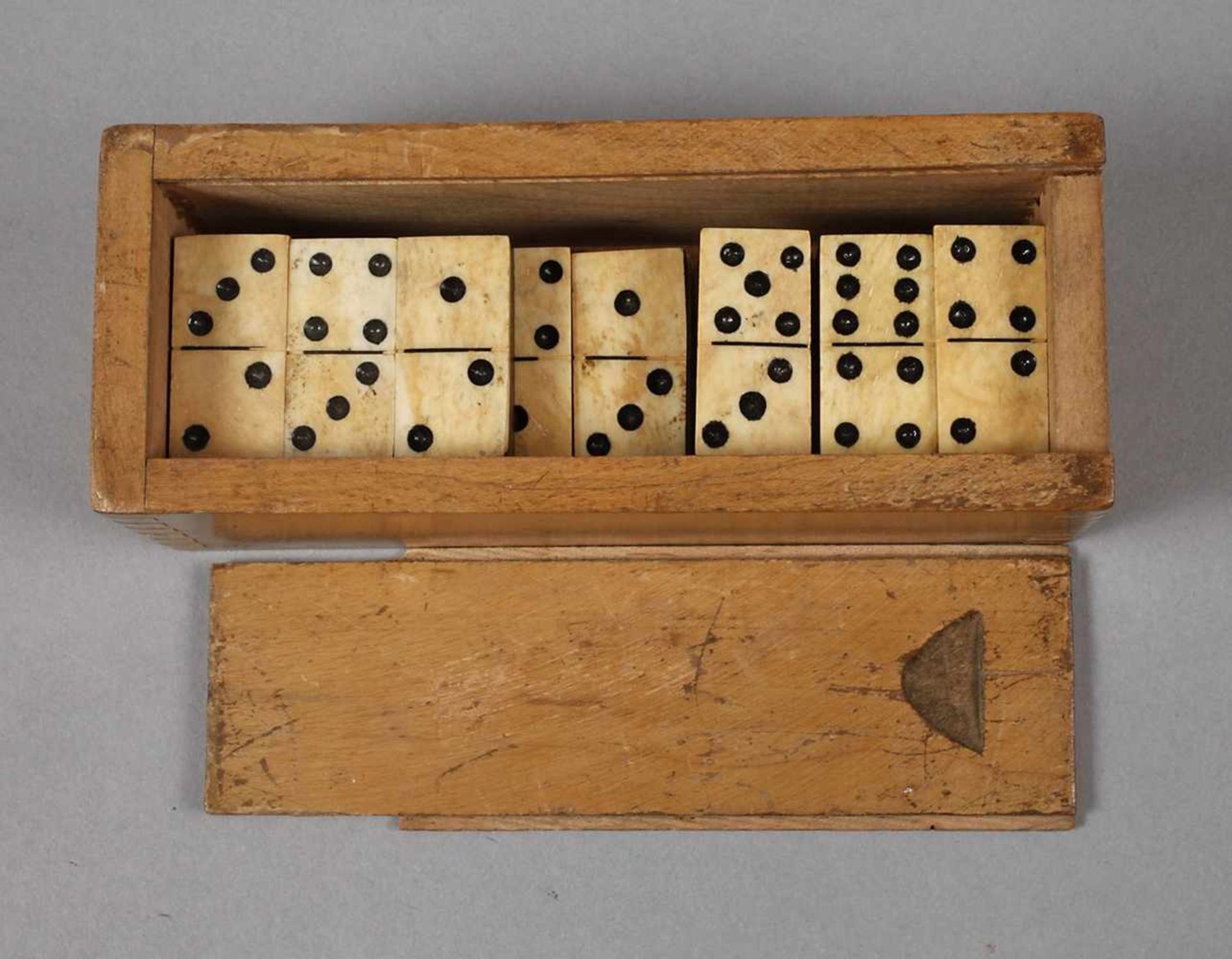 Domino19. Jh., 28 Steine aus Holz und Bein, teils geschwärzt, im Holzetui, Alters- und