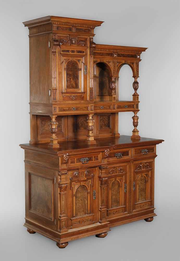 Buffet Gründerzeit wohl Zeulenroda um 1880, Nussbaum auf Eiche furniert, asymmetrisch gegliederter