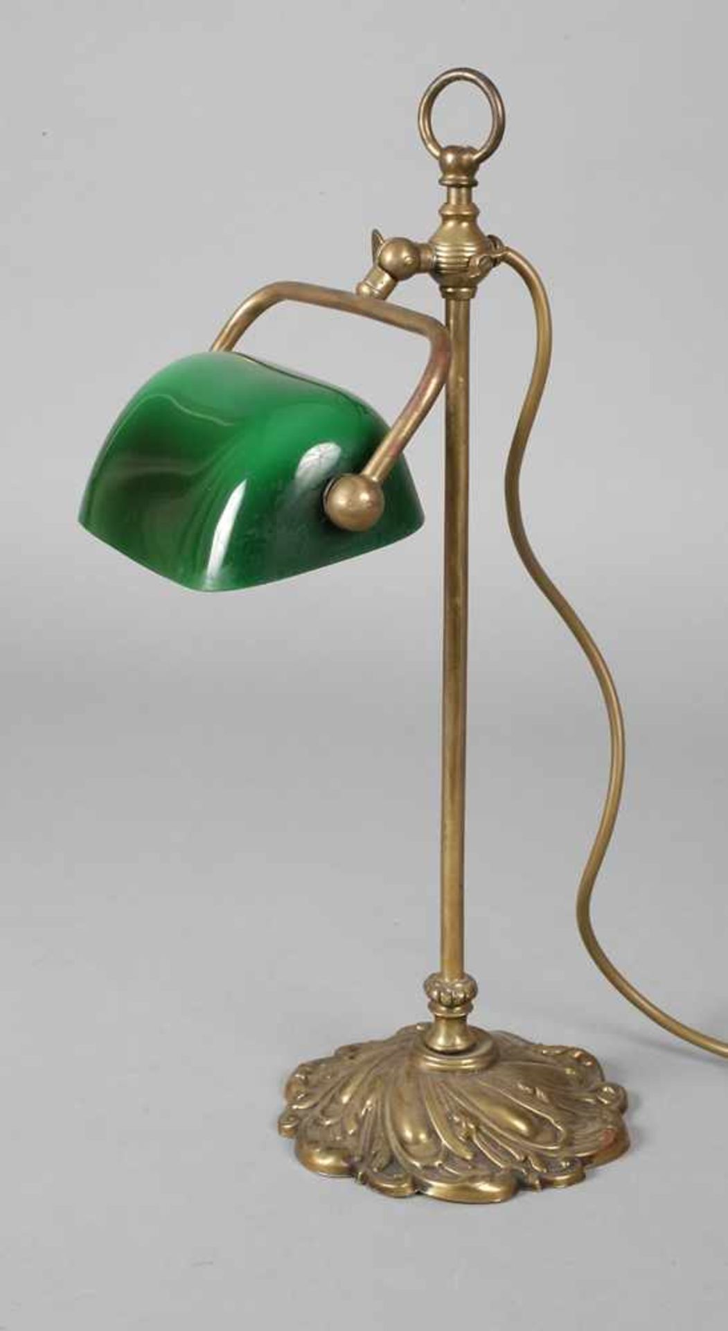 Schreibtischlampe um 1910, ungemarkt, Messing getrieben, beschwerter ornamental reliefierter