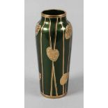 Harrach Vase Chromaventurinum 1910, farbloses Glas, ausgekugelter Abriss, grüner Unterfang mit