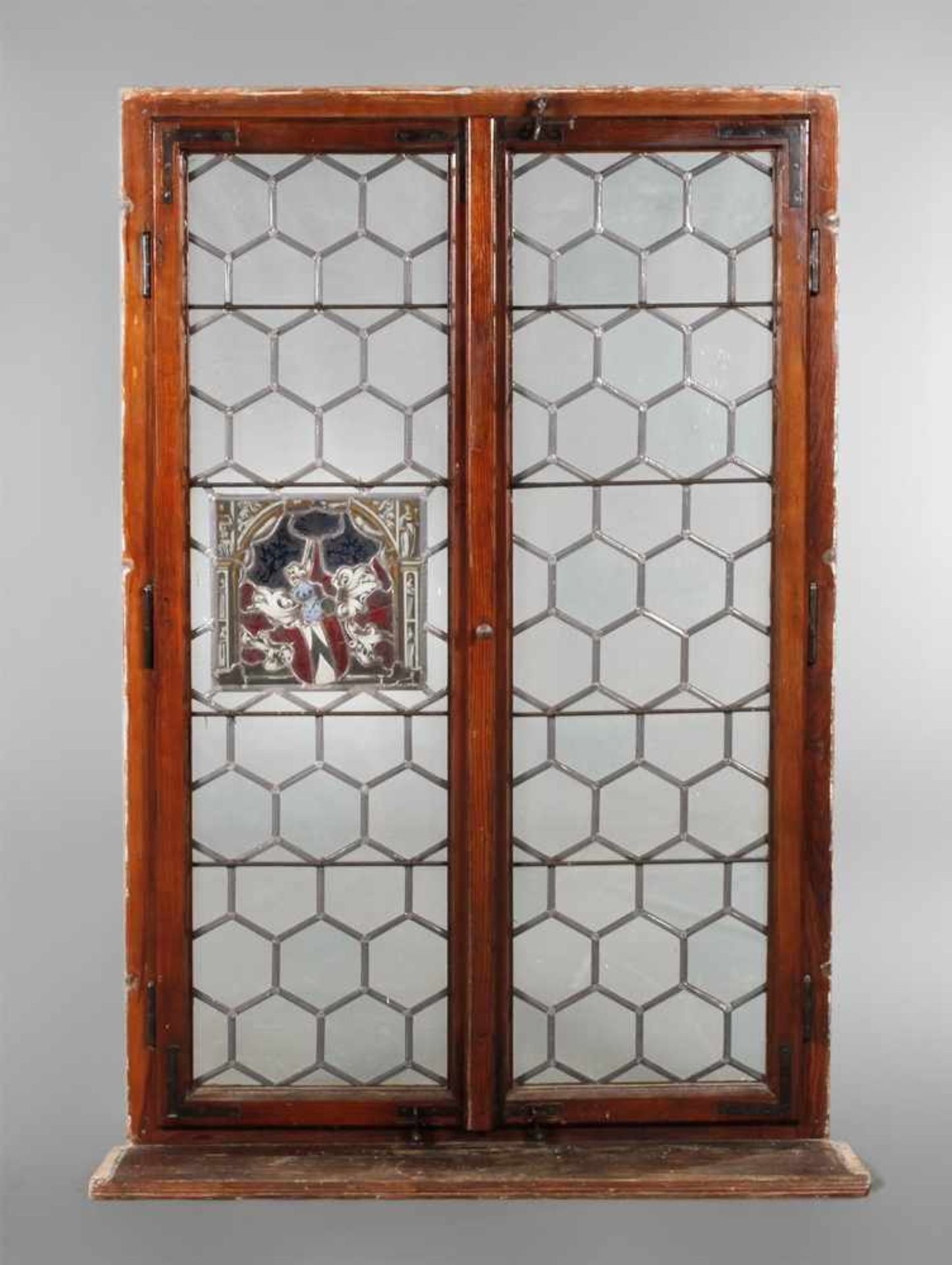 Großes Bleiglasfensterum 1900, Nadelholz massiv, farblos lackiert, zweiflügelig mit Rahmen und