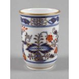 Meissen Trinkbecher mit rot-goldenem Zwiebelmusterum 1900, blaue Knaufschwerter, 1. Wahl,